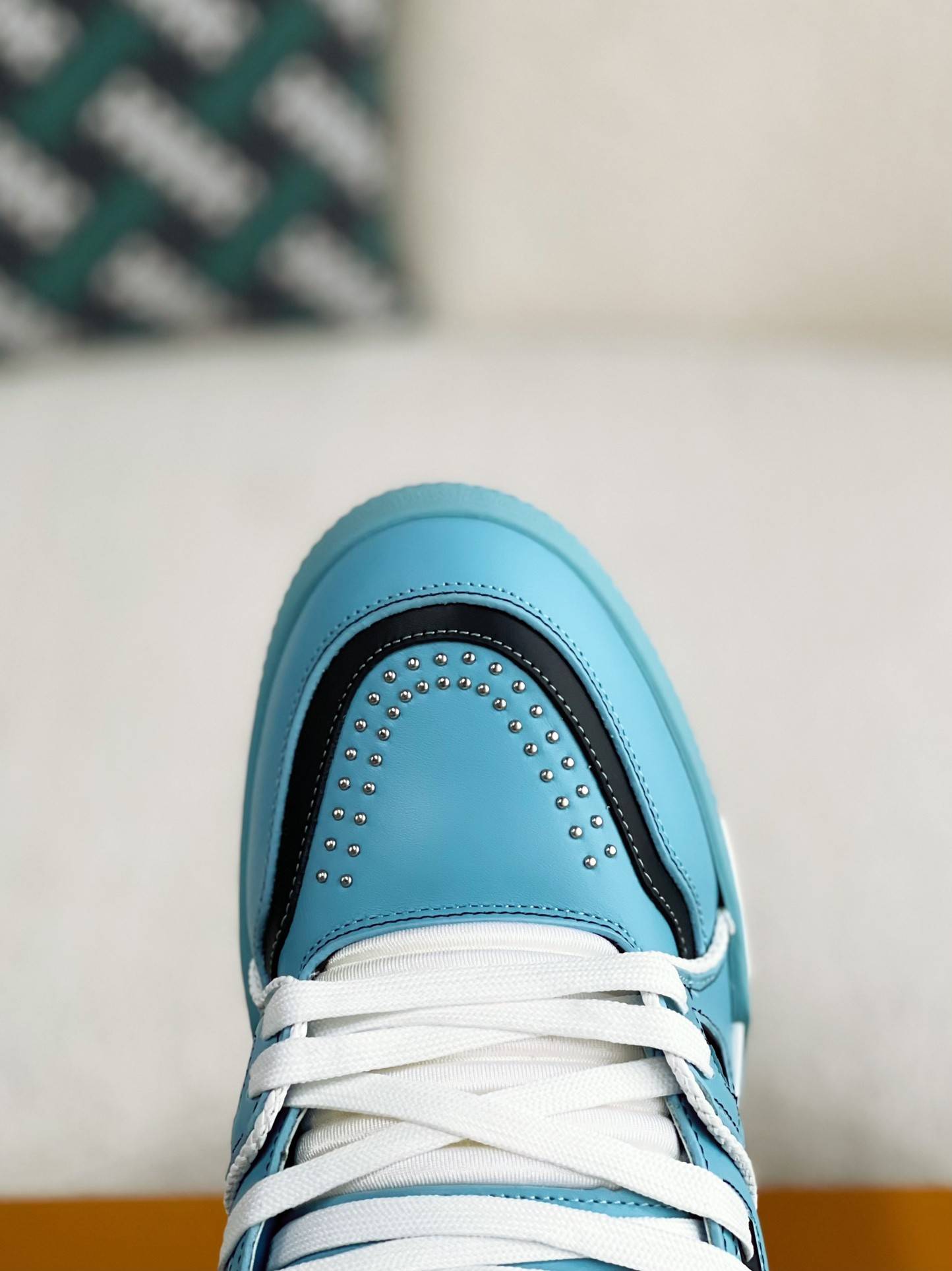 L*V TRAINER SNEAKERS