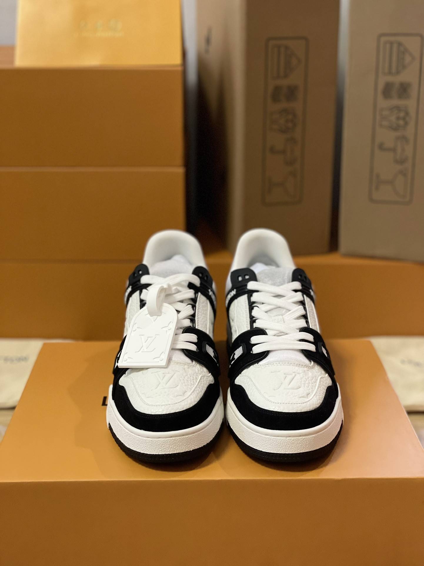 L*V TRAINER 1A8FN8 Sneakers