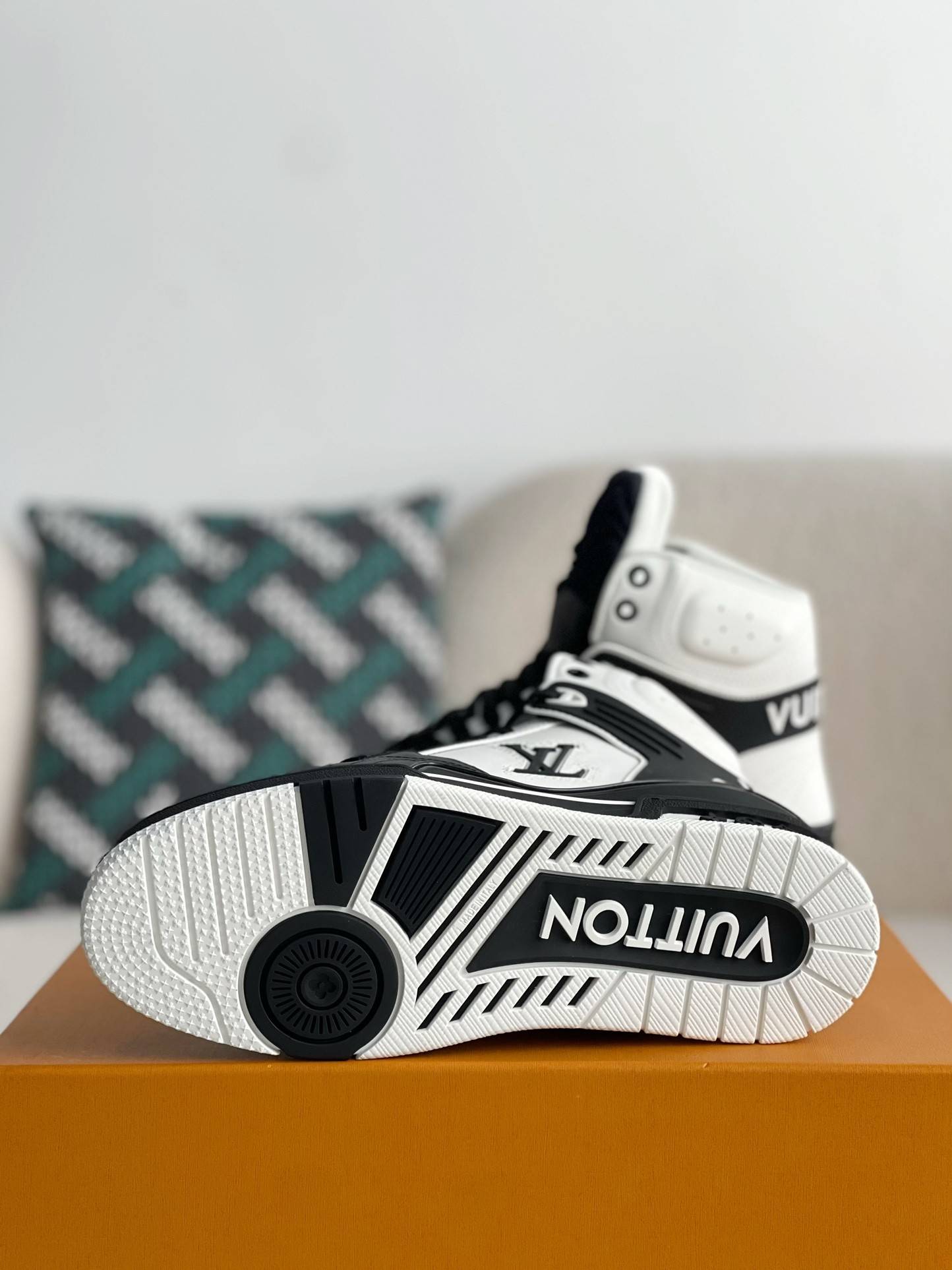 L*V TRAINER SNEAKERS