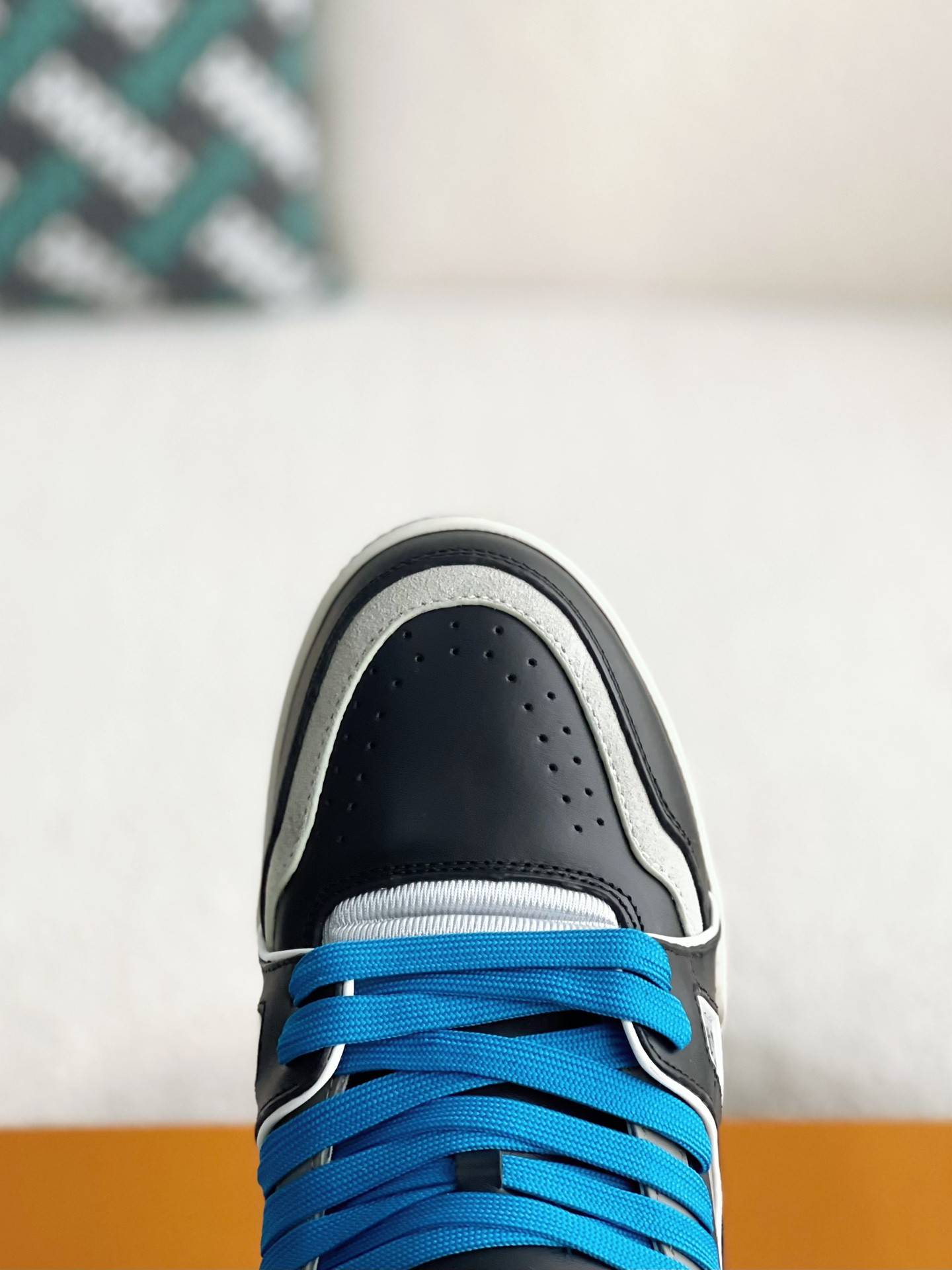 L*V TRAINER SNEAKERS