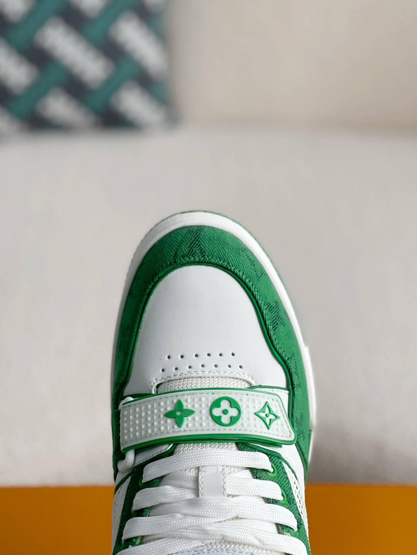 L*V TRAINER Sneakers