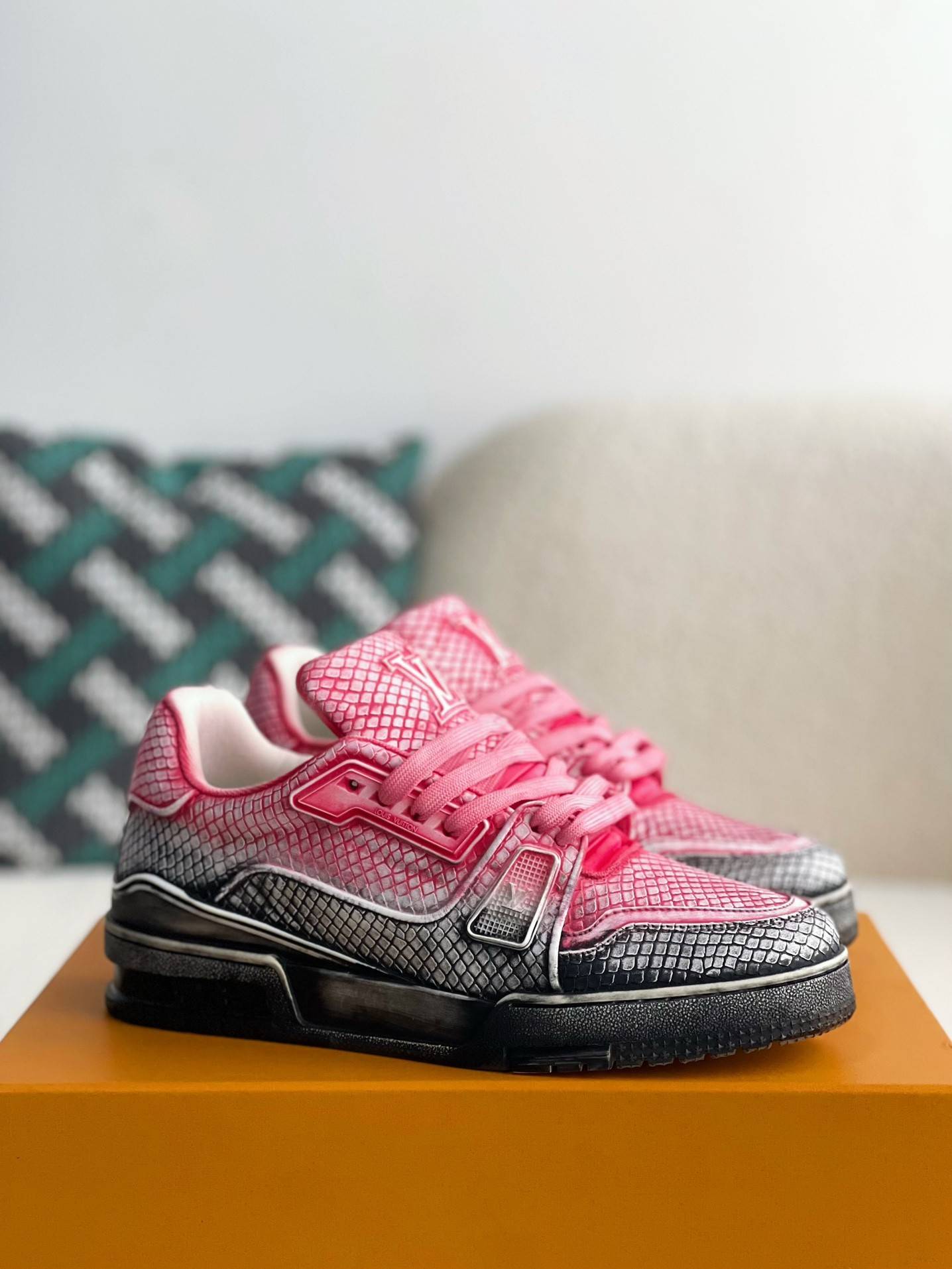 L*V TRAINER SNEAKERS