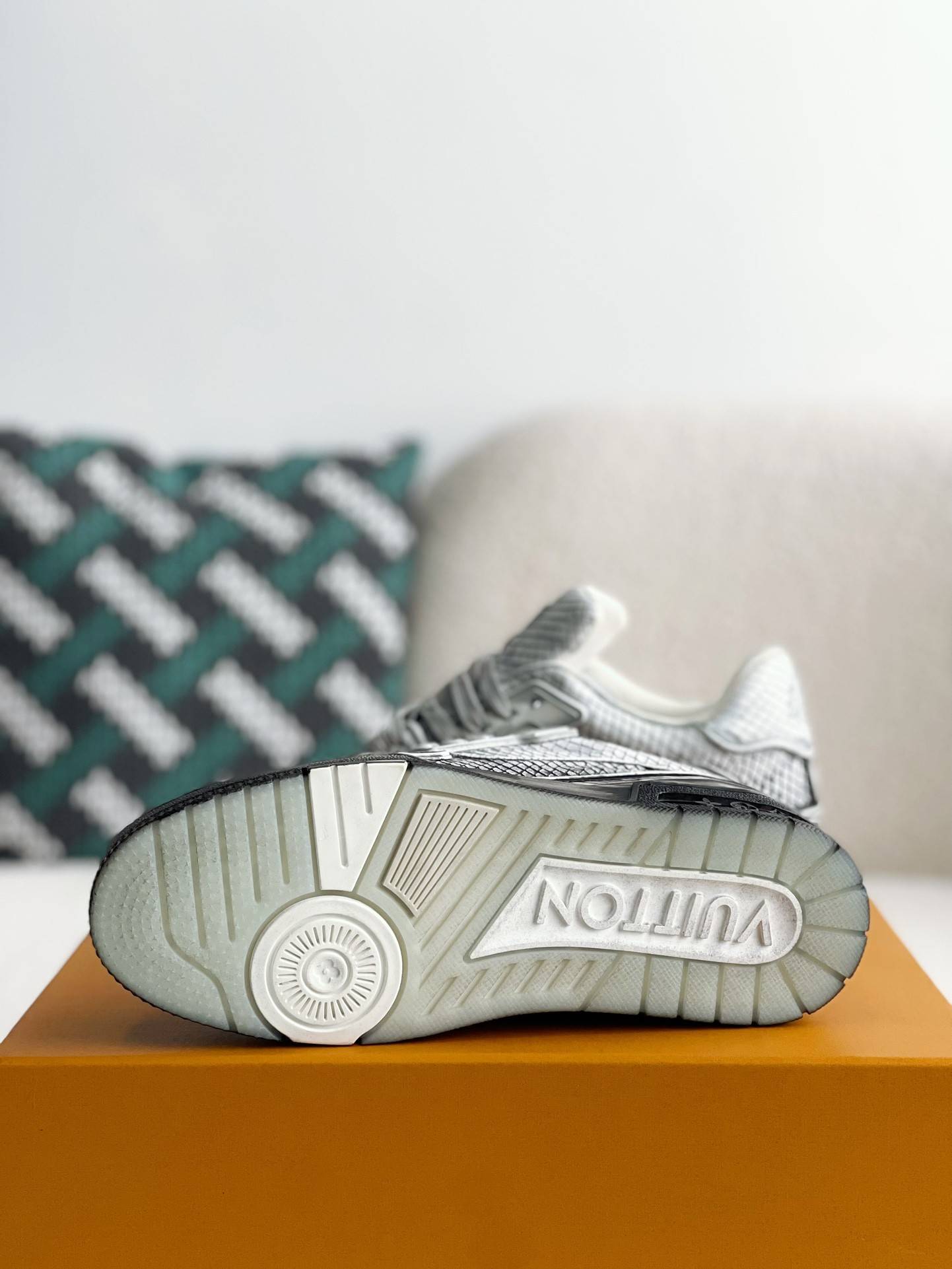 L*V TRAINER SNEAKERS