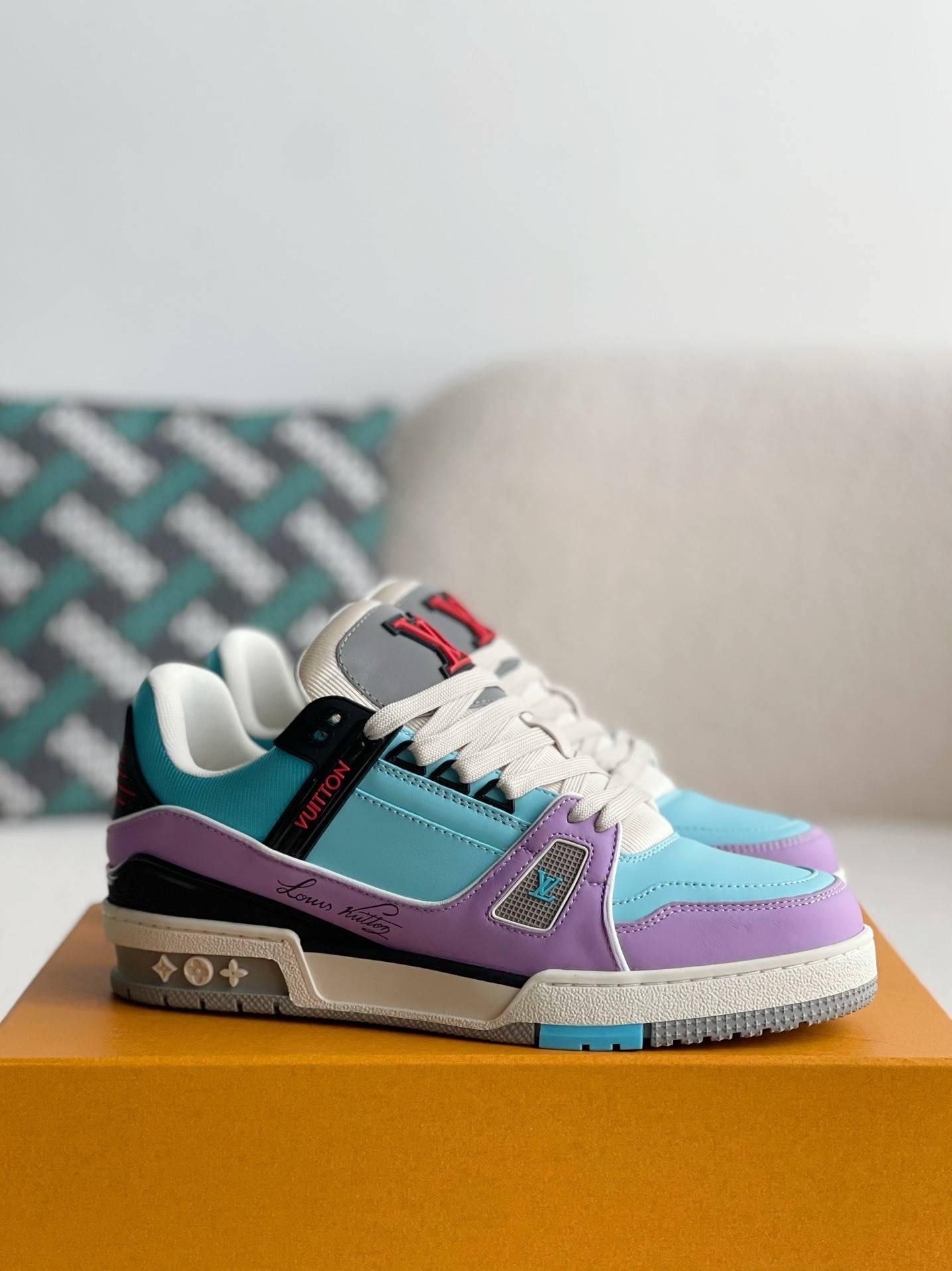 L*V TRAINER Sneakers