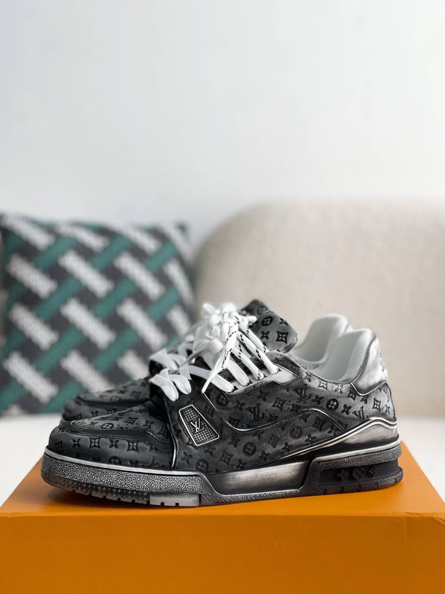 L*V TRAINER SNEAKERS