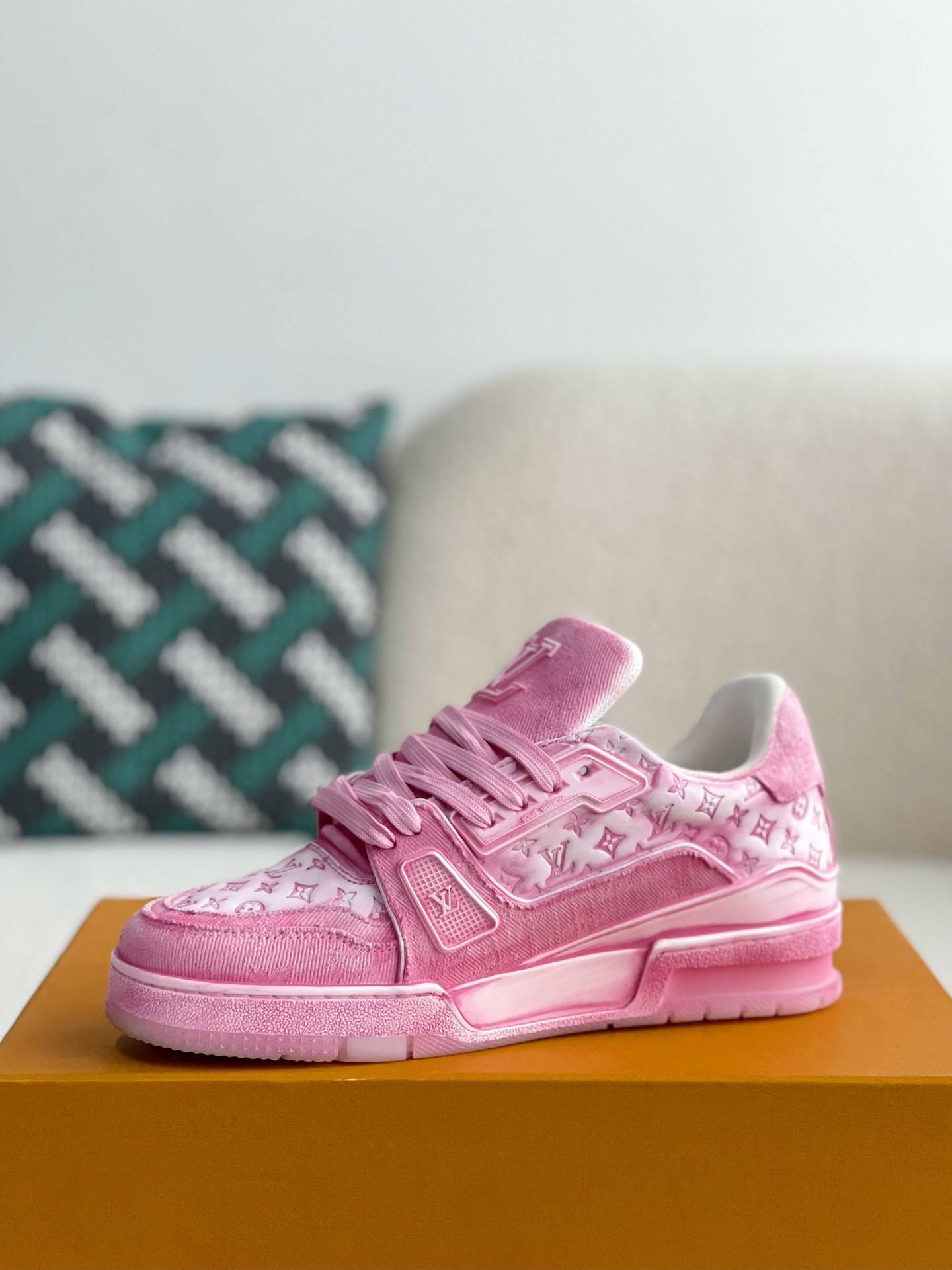 L*V TRAINER SNEAKERS