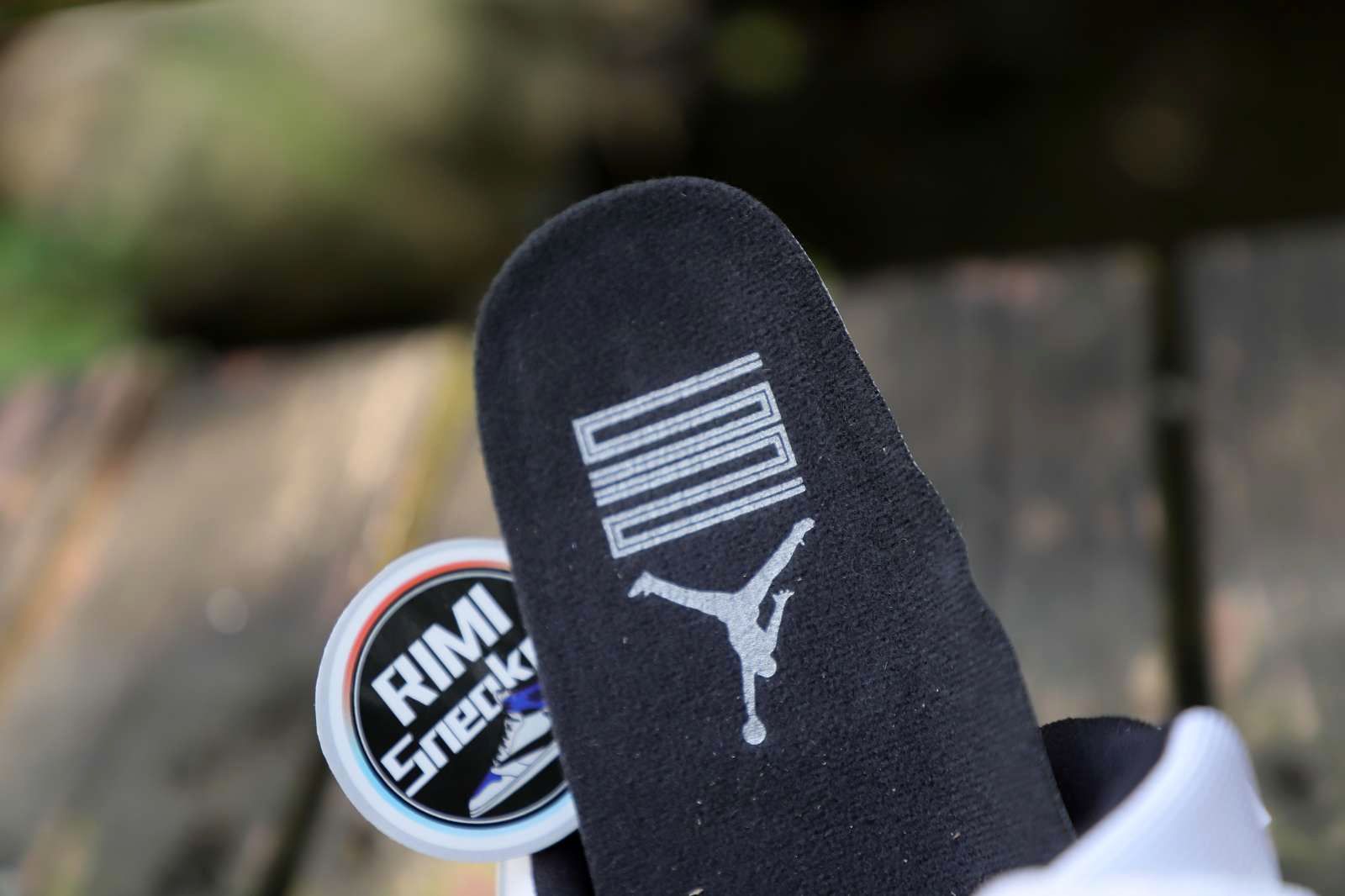 AIR JORDAN 11 RETRO LOW LEGEND BLUE AV2187-117