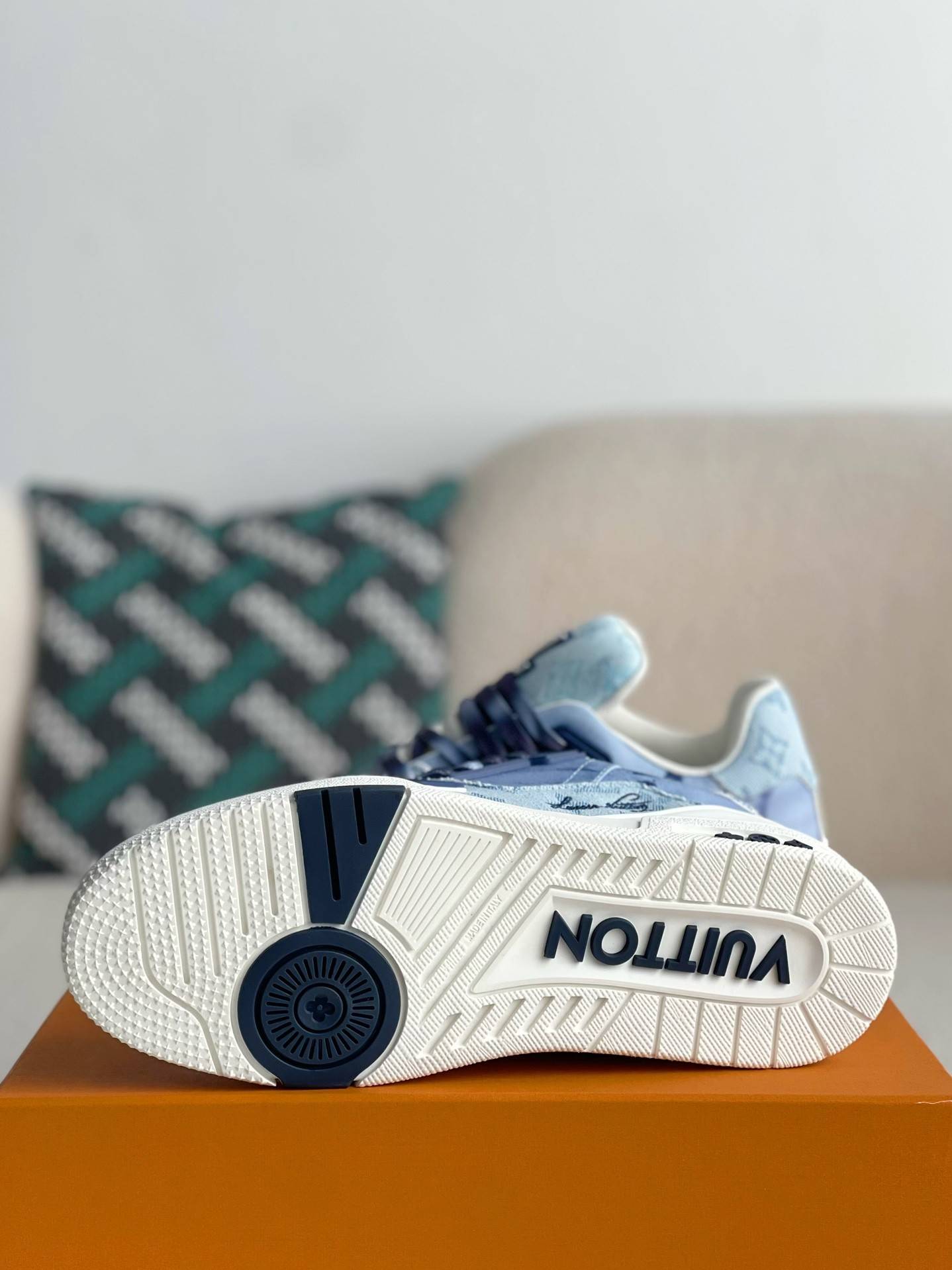 L*V TRAINER SNEAKERS