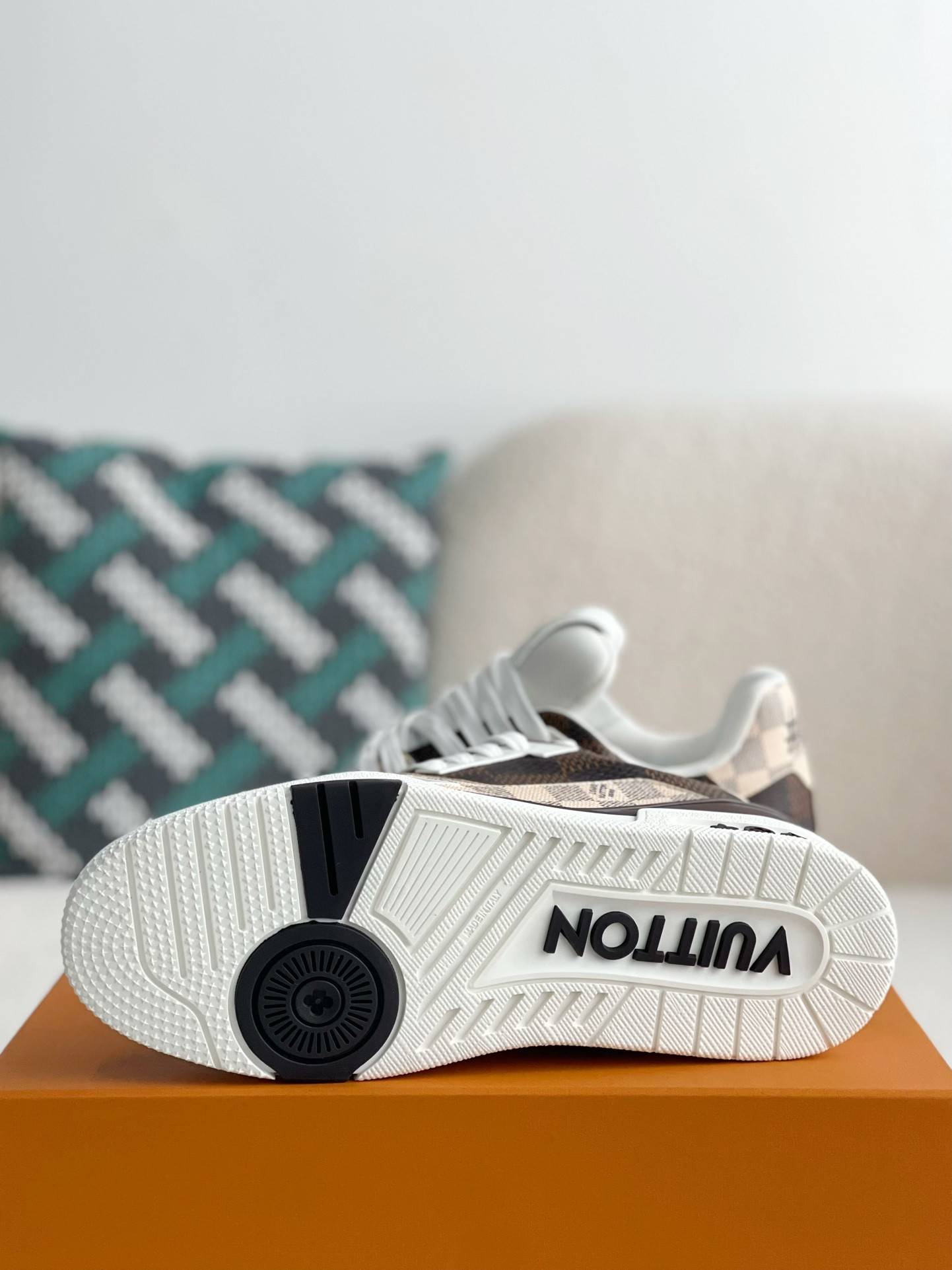 L*V TRAINER SNEAKERS