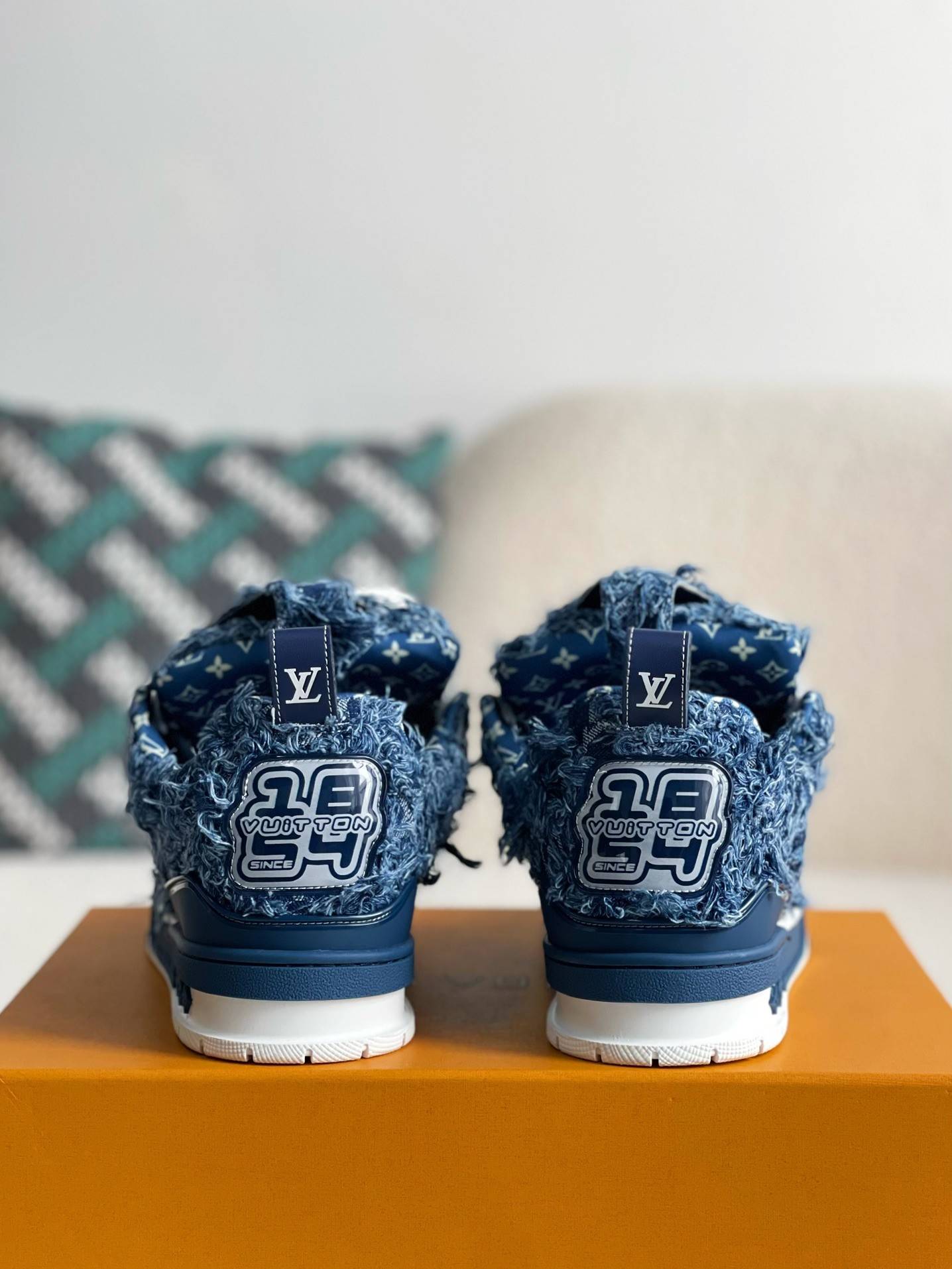 L*V TRAINER SNEAKERS