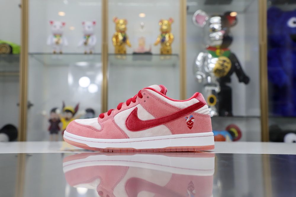 STRANGELOVE X DUNK LOW SB ''VALENTINE''S DAY''