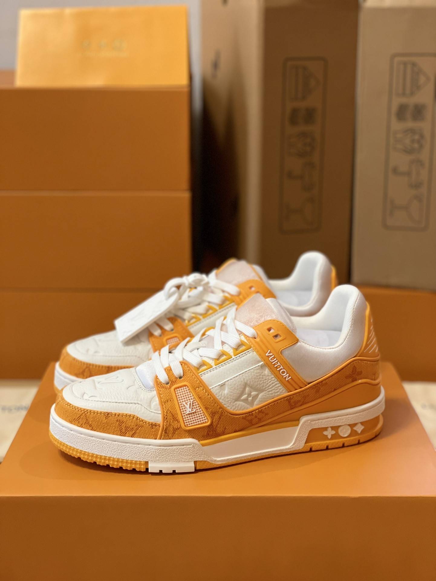 L*V TRAINER 1A8FN8 Sneakers