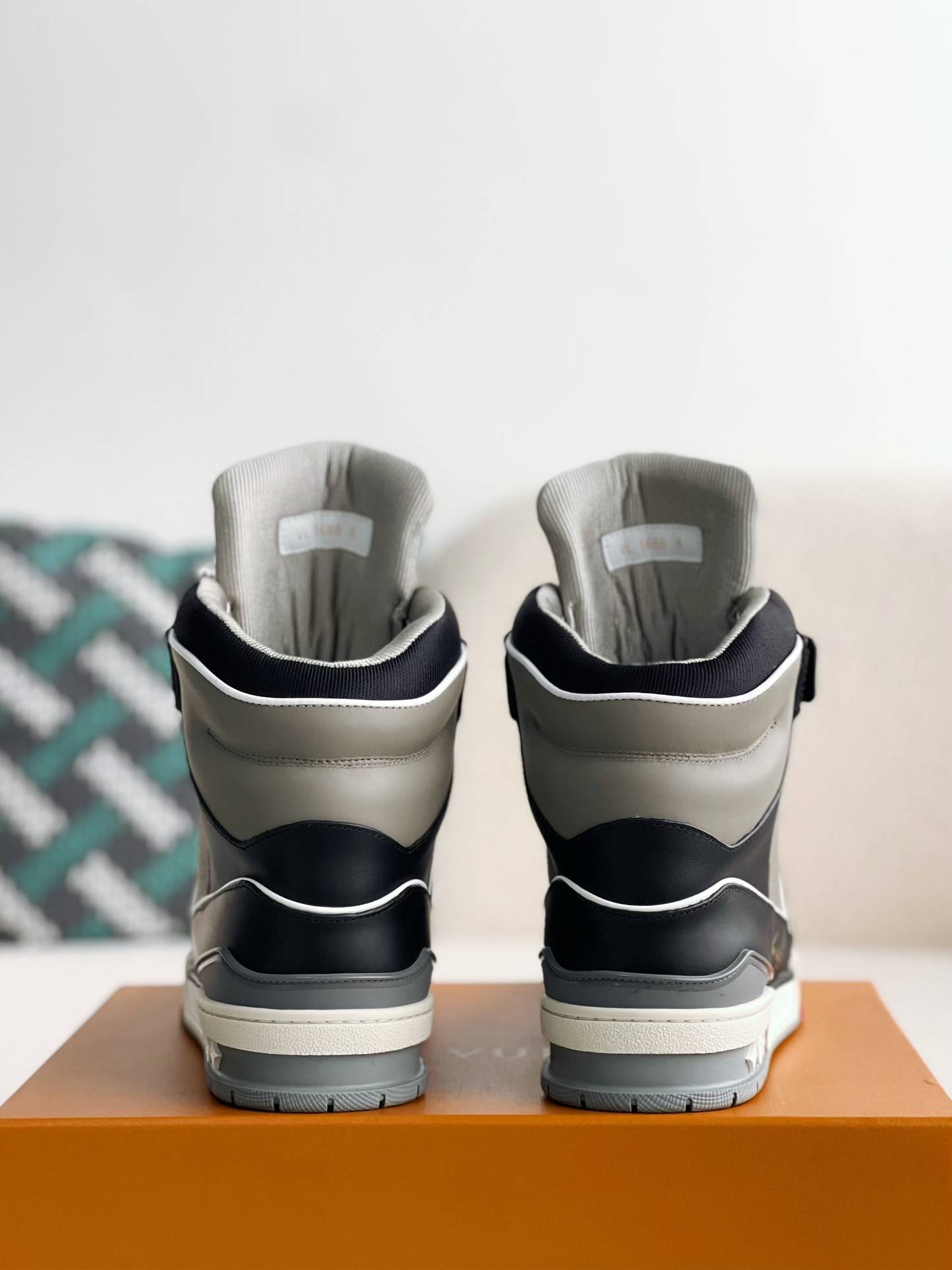 L*V TRAINER SNEAKERS