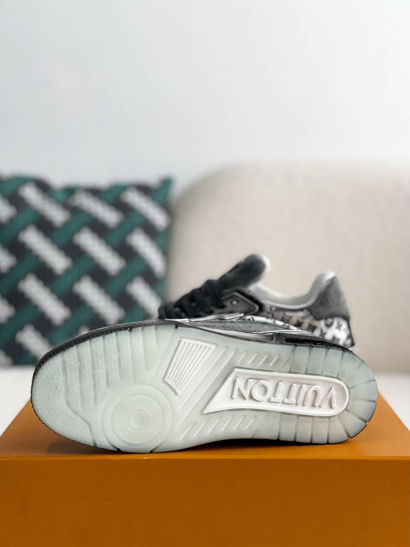 L*V TRAINER SNEAKERS