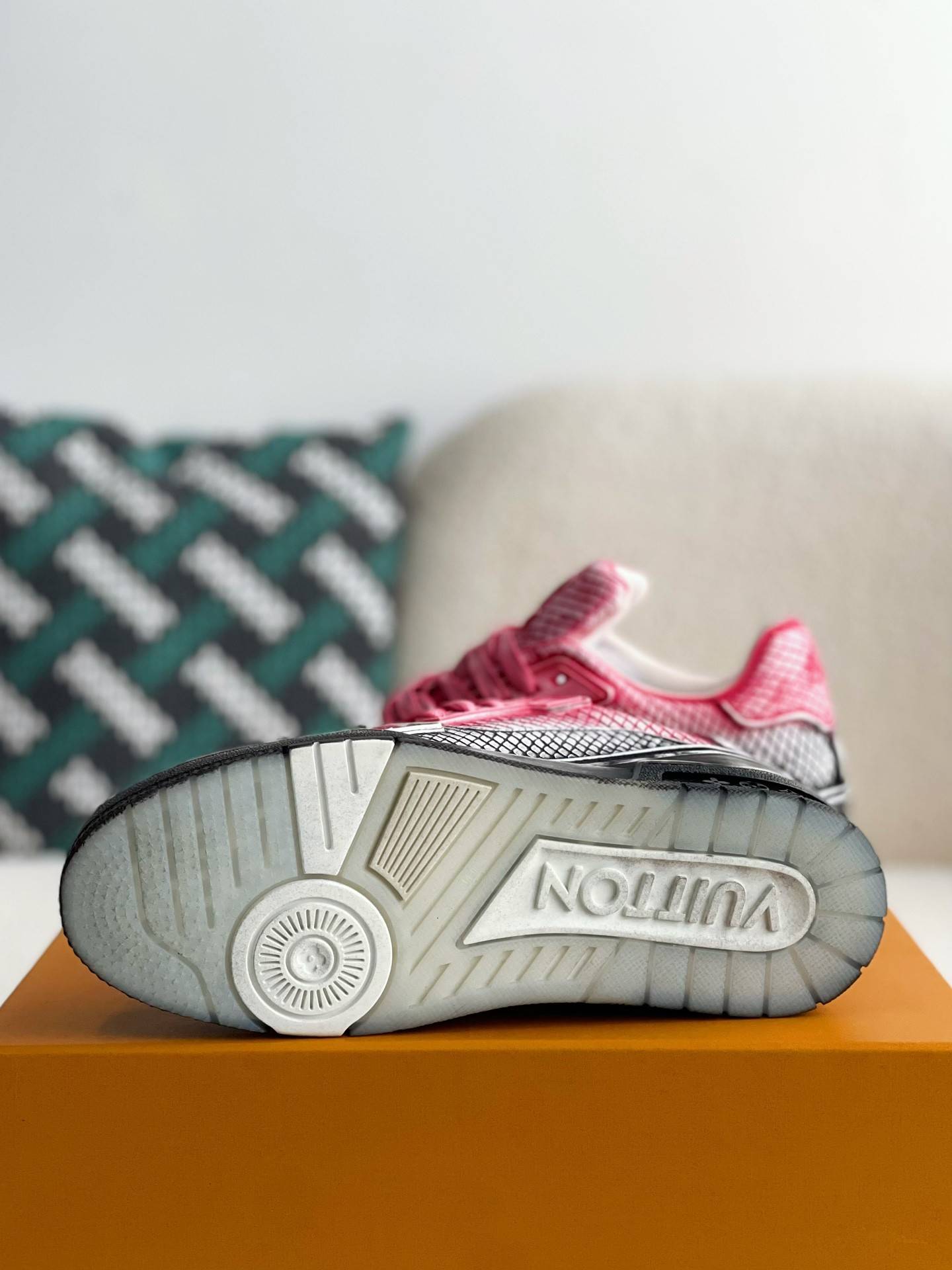 L*V TRAINER SNEAKERS