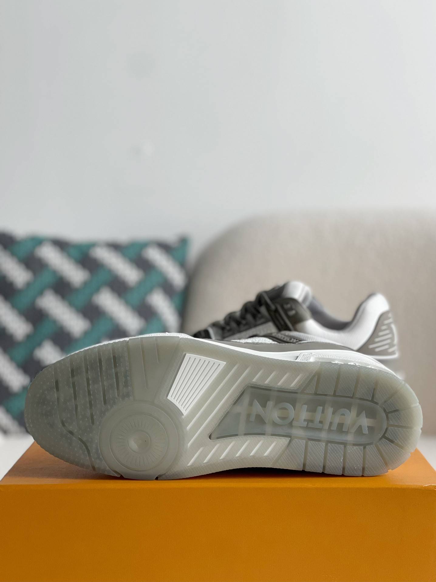 L*V TRAINER 1A8KB8 Sneakers