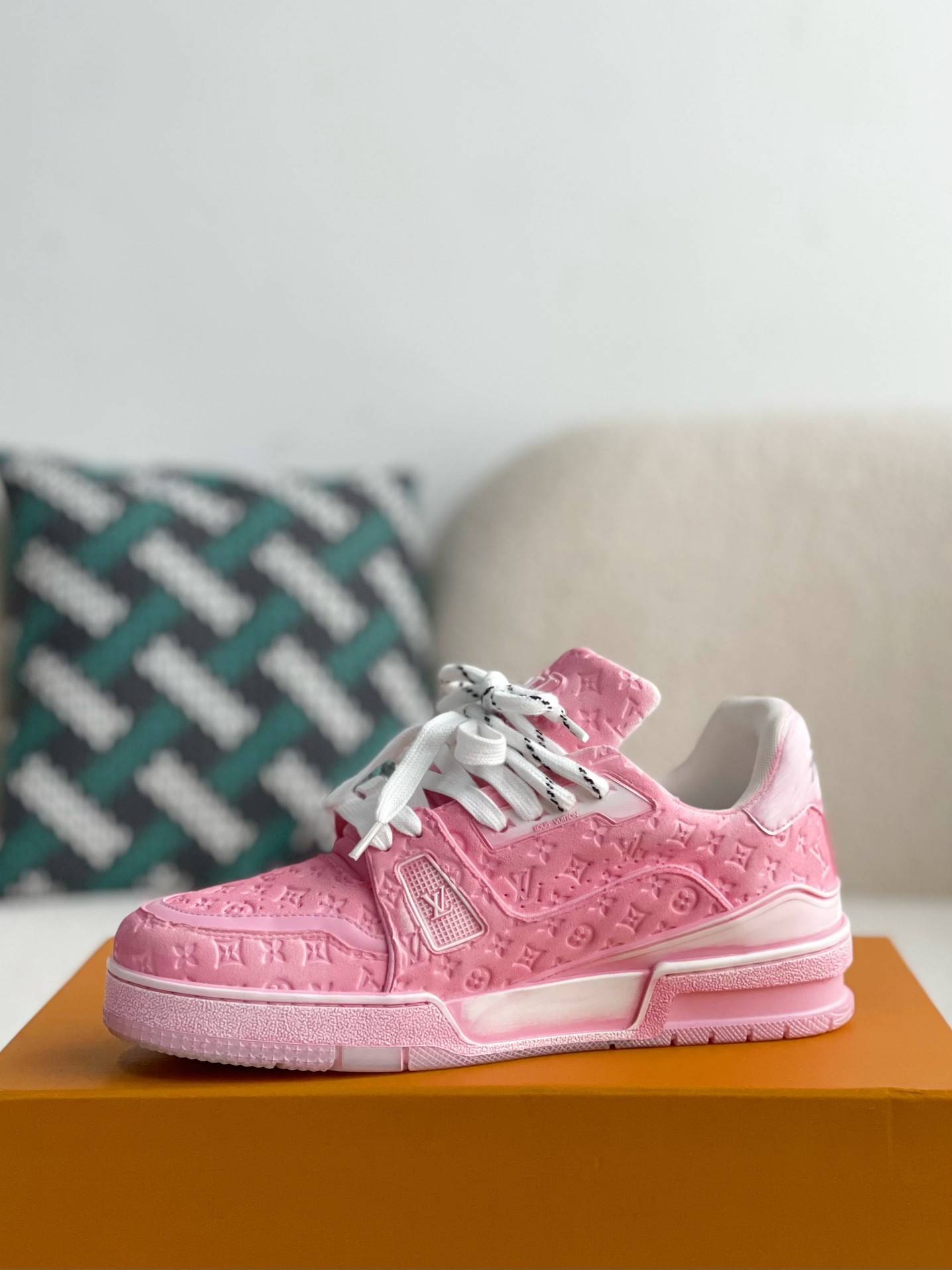 L*V TRAINER SNEAKERS