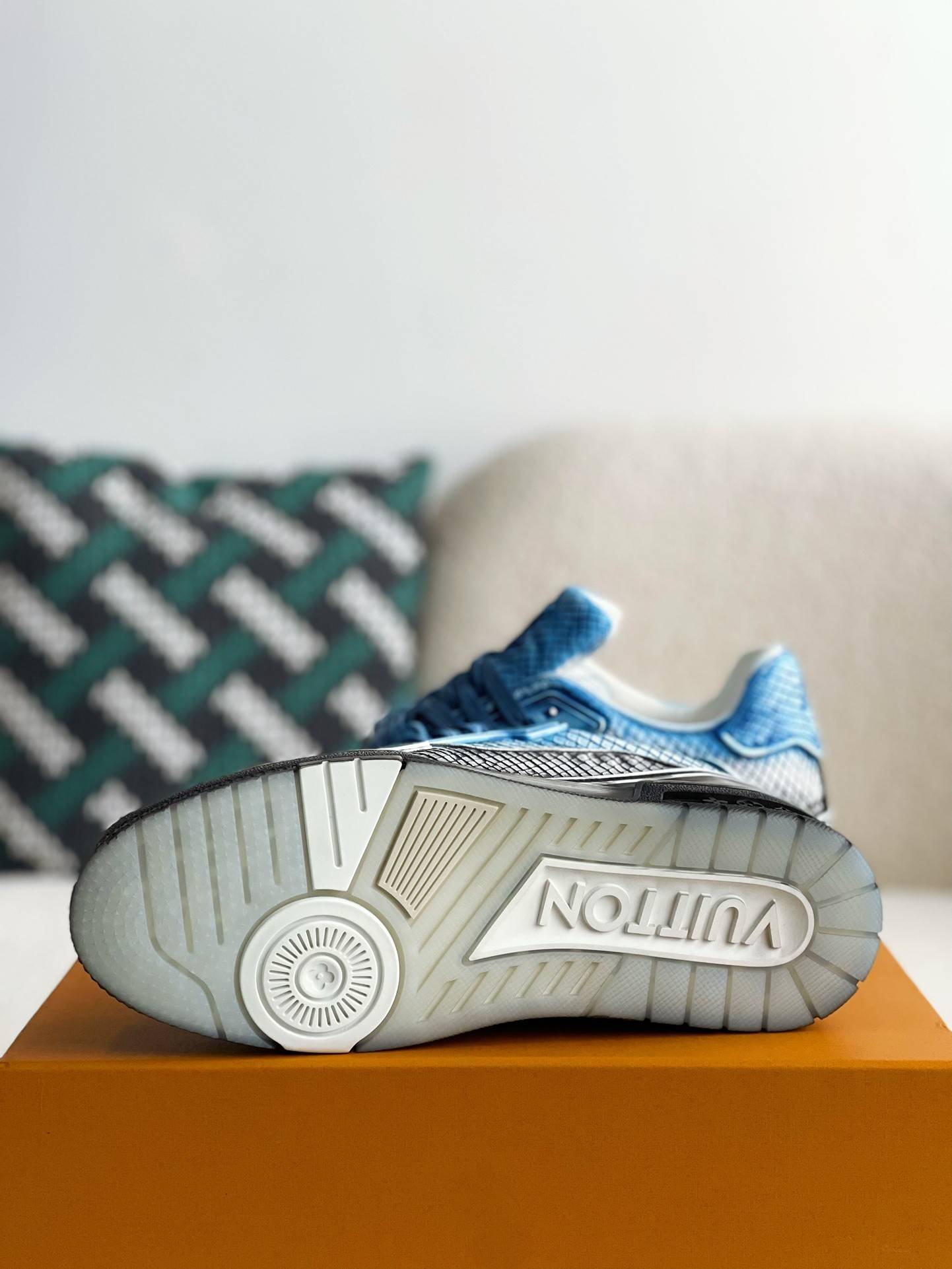 L*V TRAINER SNEAKERS