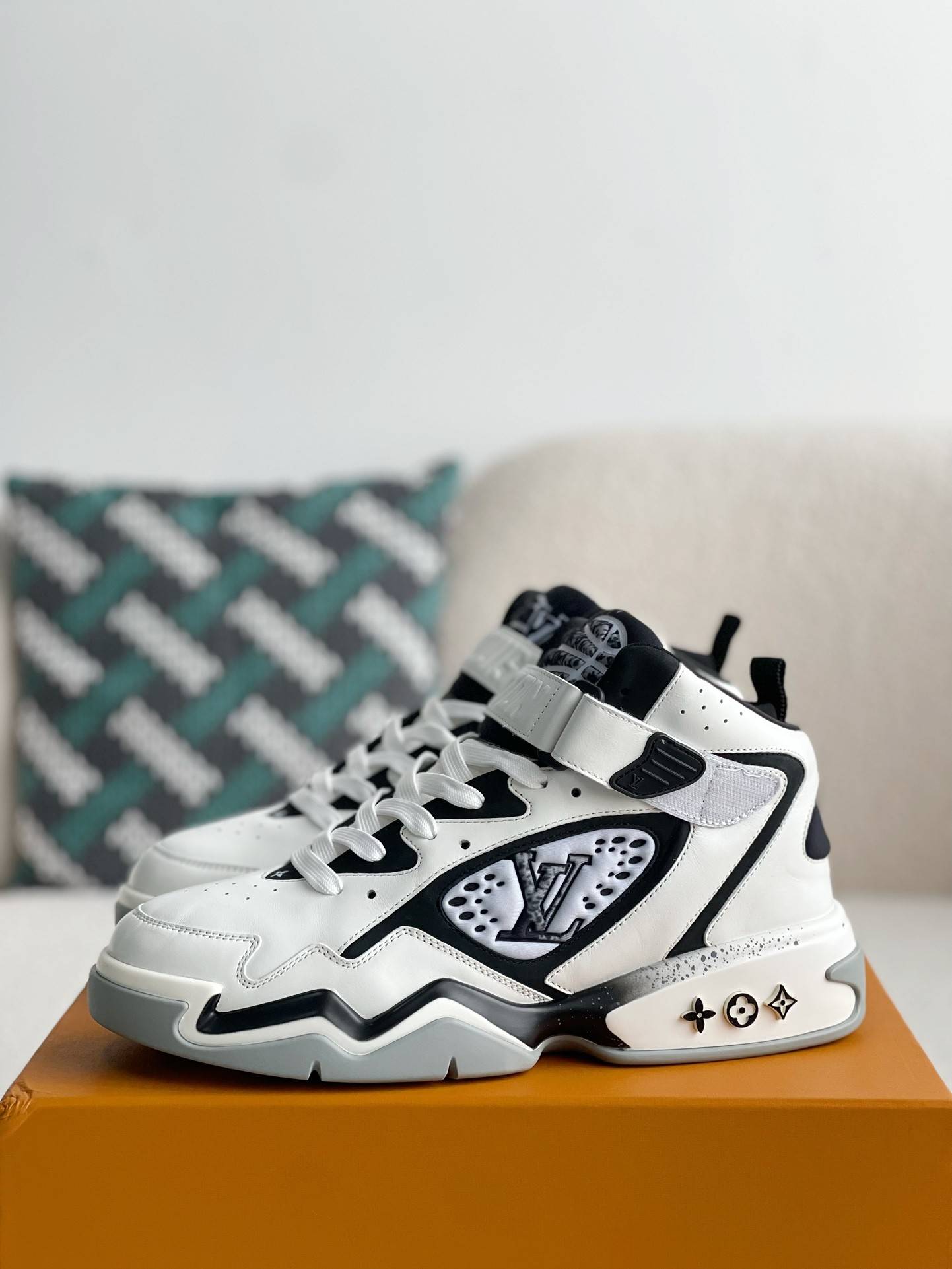 L*V Trainer  Adjustable Mode Paste Sports Casual Shoes