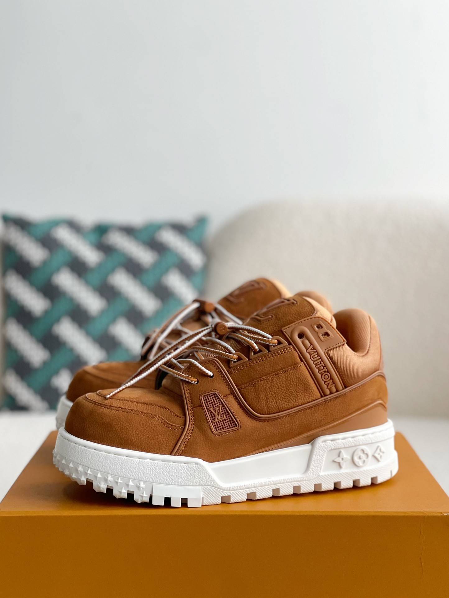 L*V TRAINER SNEAKERS