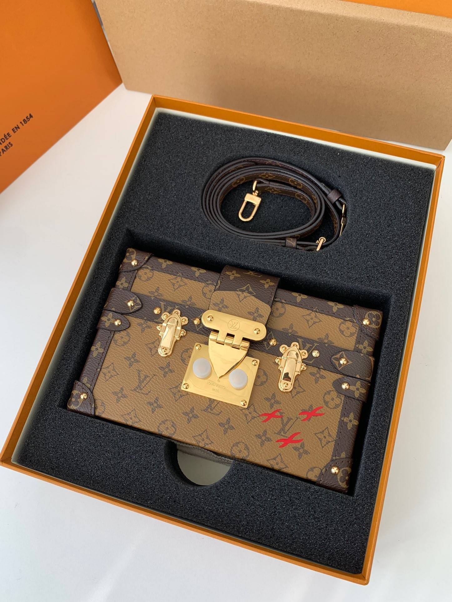 L*V Petite Malle Brown monogram reverse M44154，Size：19*15*5cm