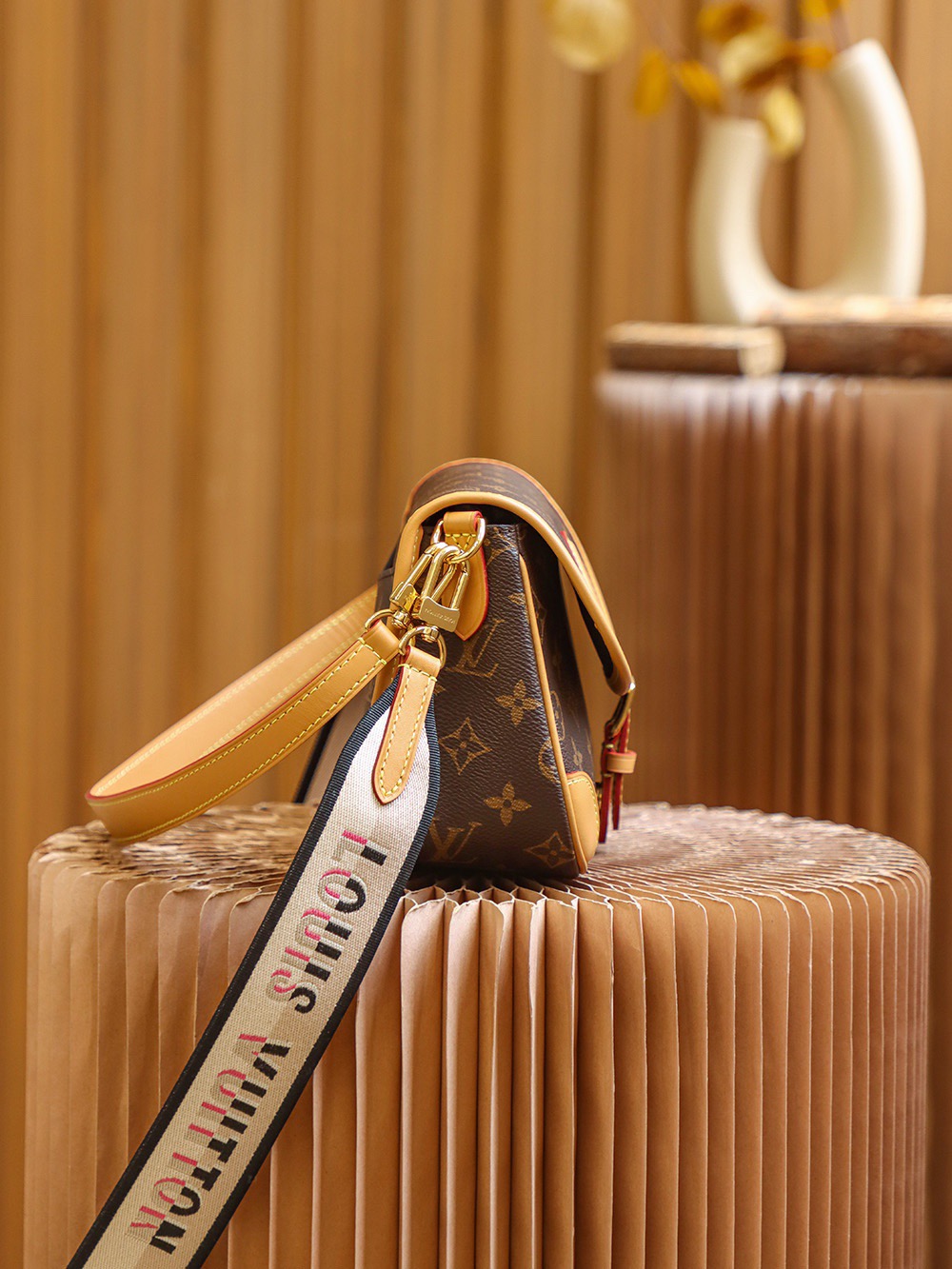 L*V Borsa Diane M45985，Size：9*15*24cm