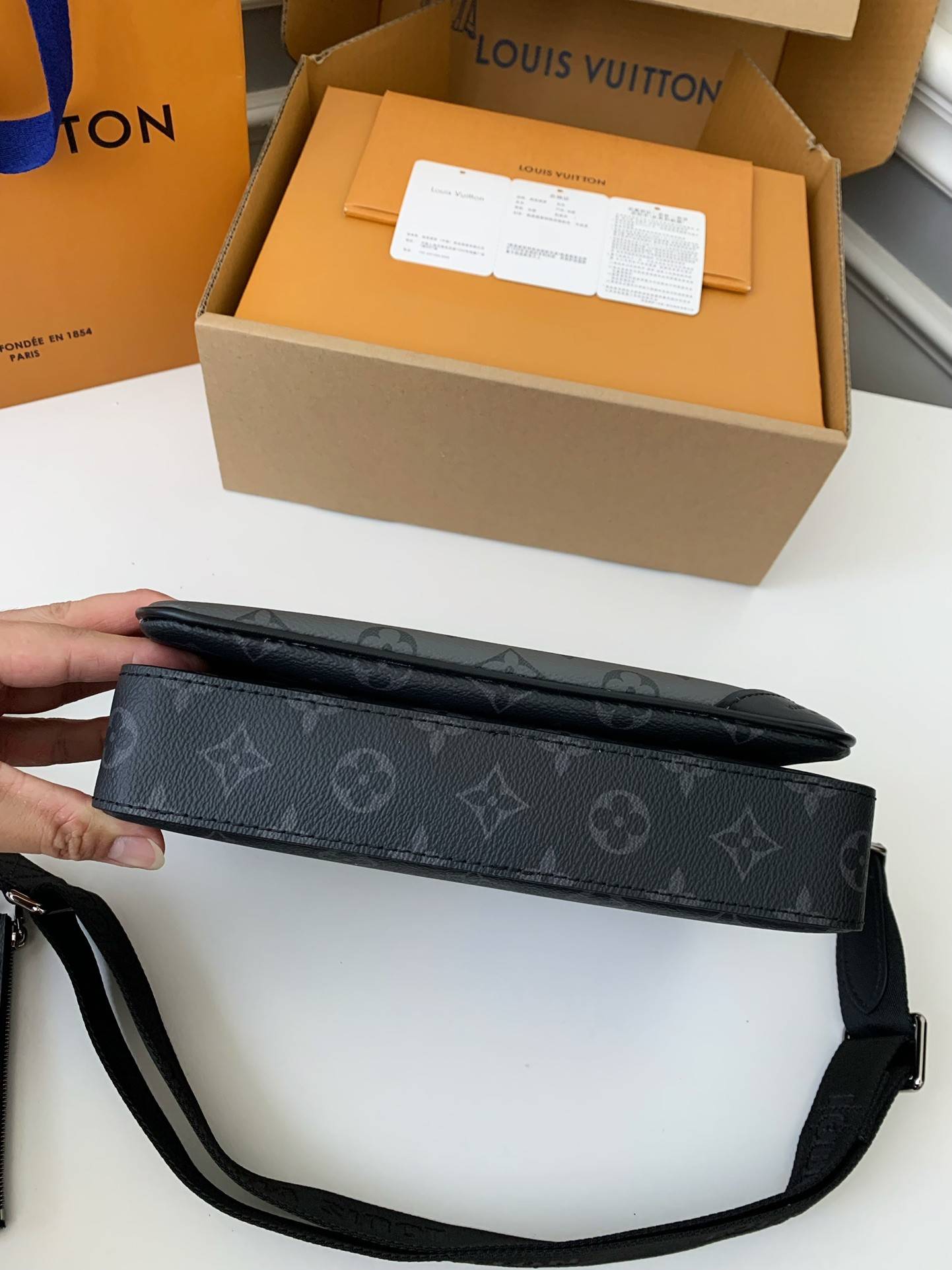 L*V Trio New Men’s colour-matching postman bag M69443  Size：25*18.5*7cm