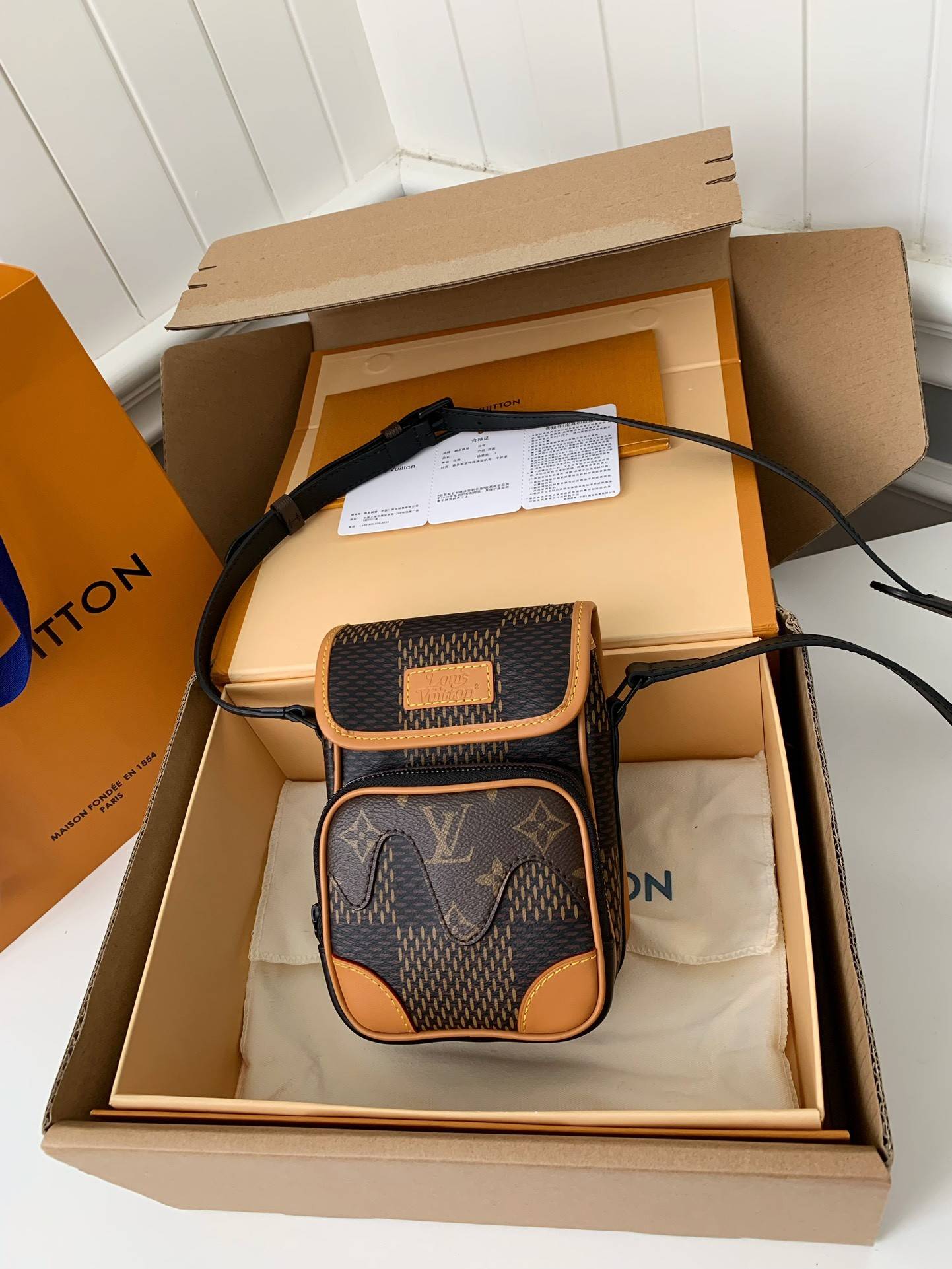 L*V NiGo Collaboration Series Men''s AMAZONE Camera Bag N40357, Top Quality