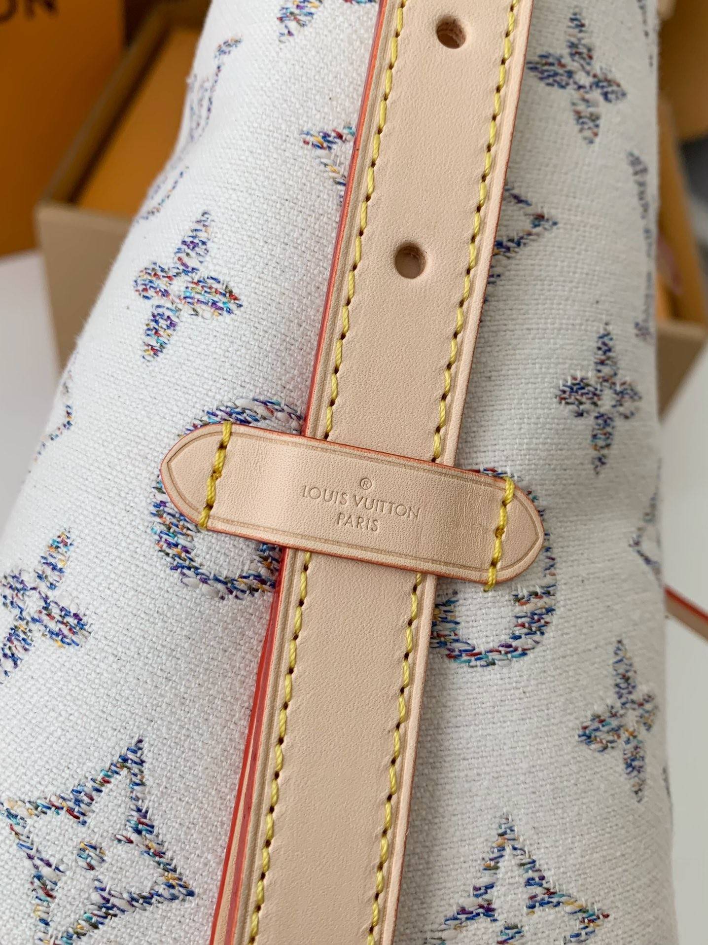 L*V Carryall small handbag M24707  Size：29*24*12cm