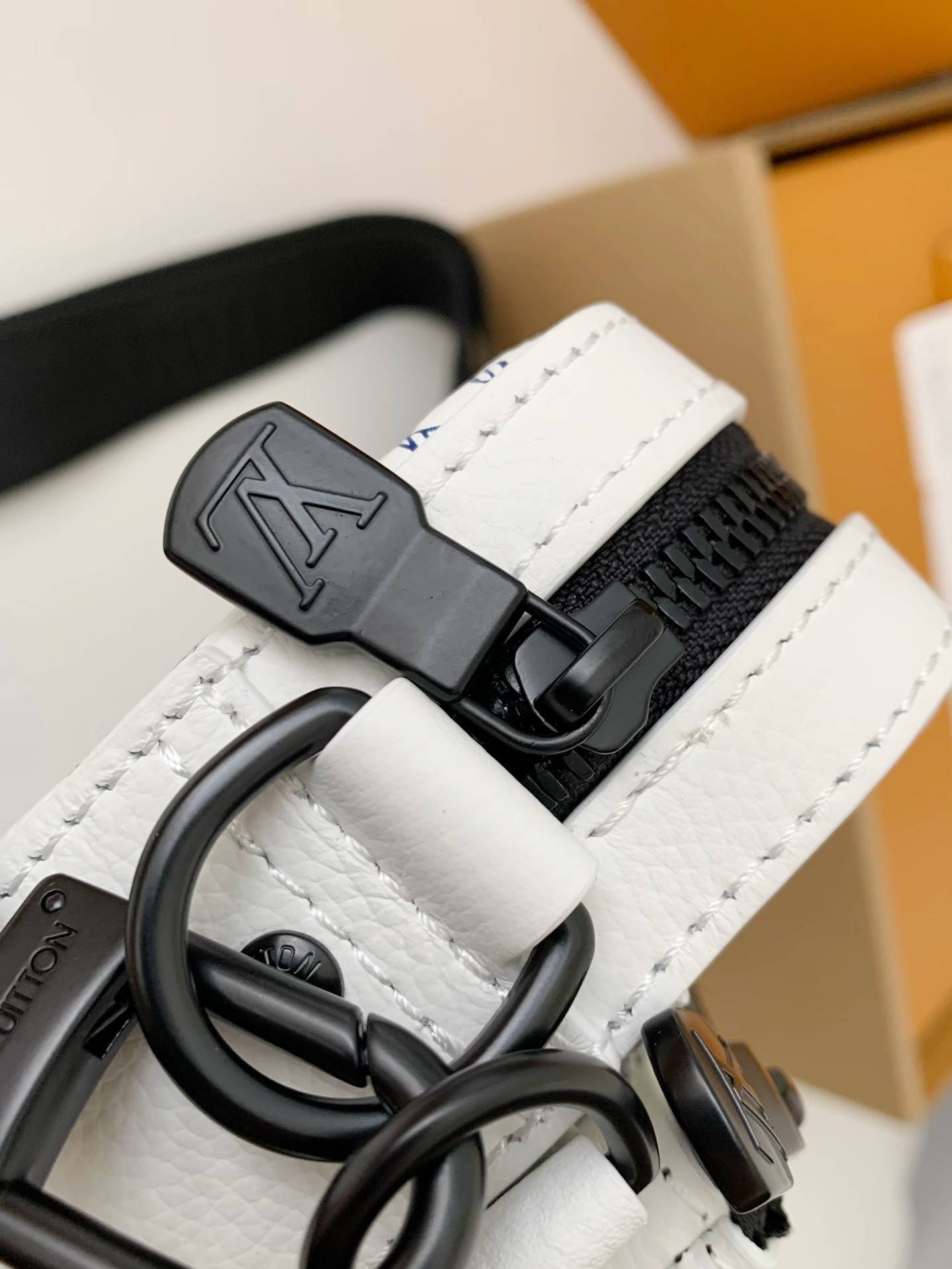 L*V The new TRIO Postman Pack M24753  Size： 25*18.5*7cm