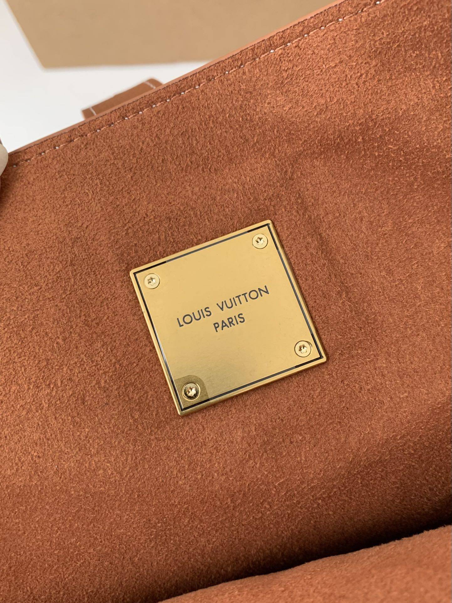 L*V Low Key Cabas Mid -number Handbag M25343 Size: 30*14*47cm