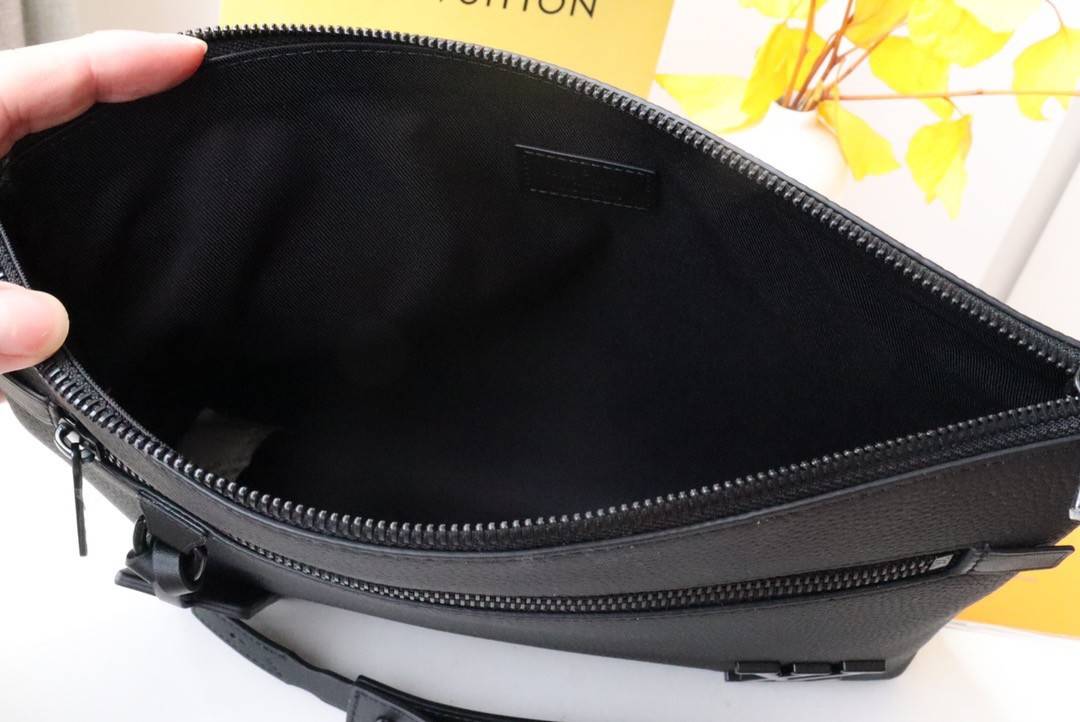 L*V logo calfskin protective case clutch 30*22*5cm