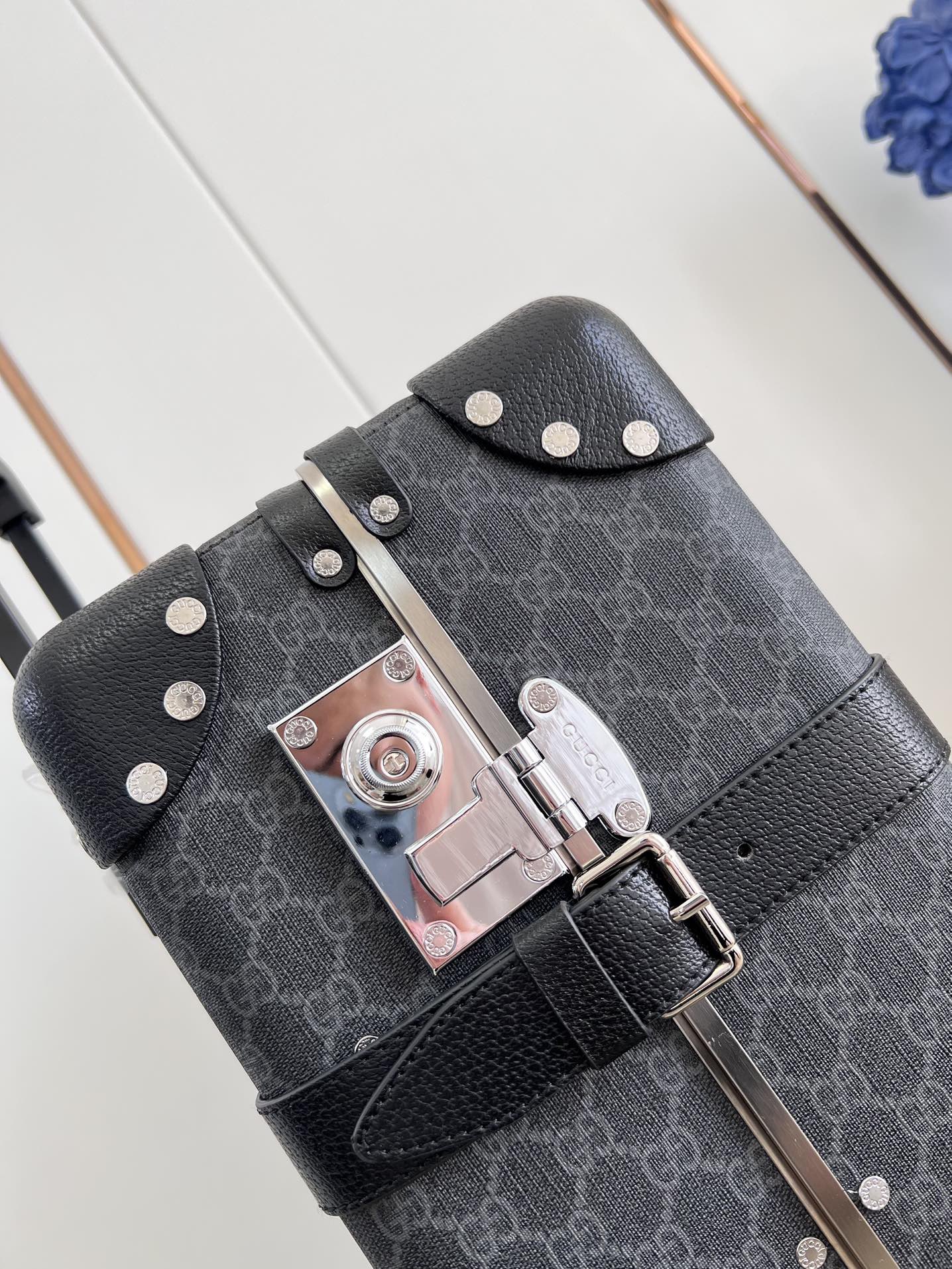 G*u*i suitcase/trolley case f902 retro size 20 inches