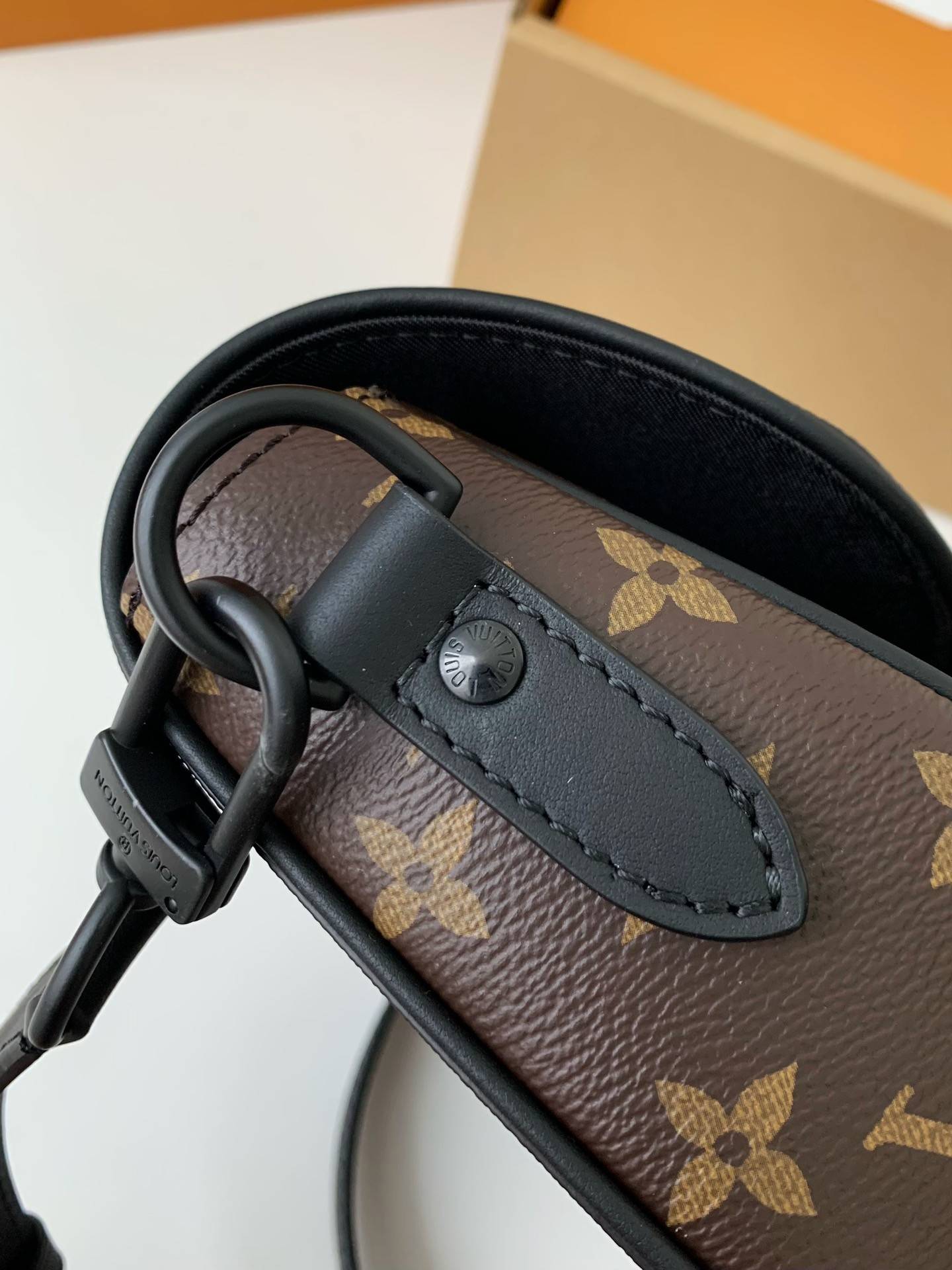 L*V New season Montsouris Small Messenger Bag M47060  Size：20*17*7cm