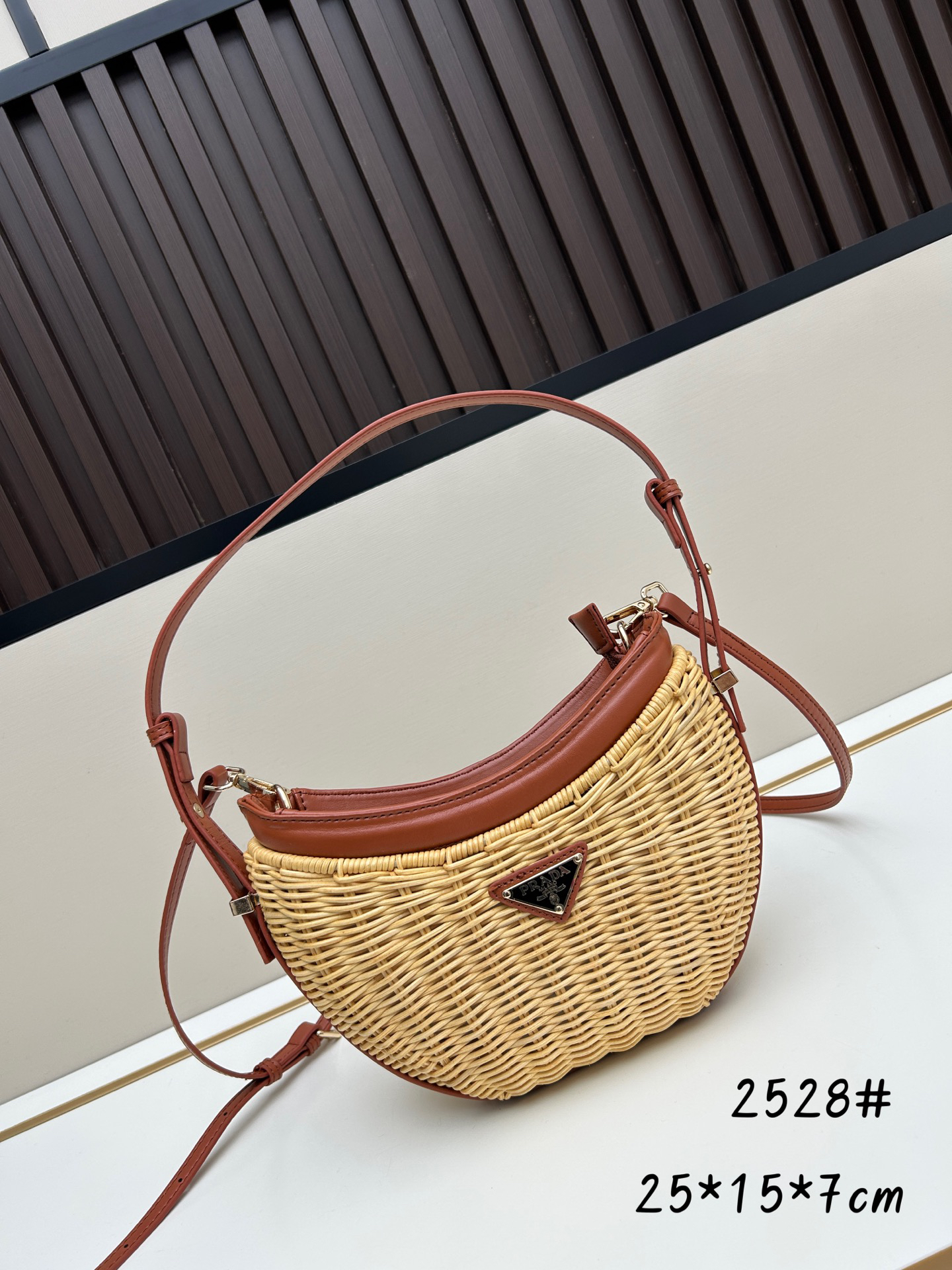 RADA woven style bag size 25x15x7, model 2528