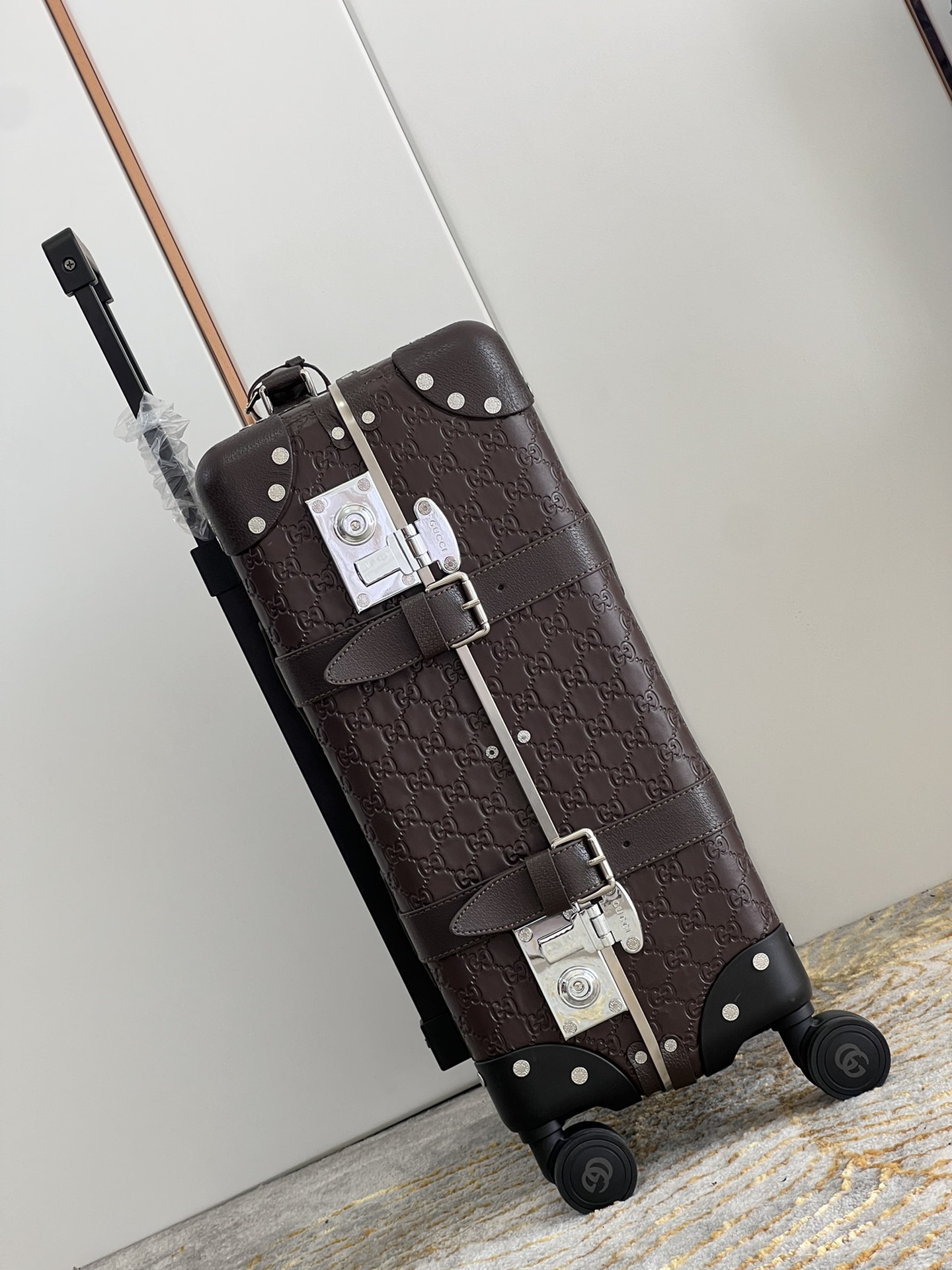 G*u*i suitcase/trolley case f906 retro size 20 inches
