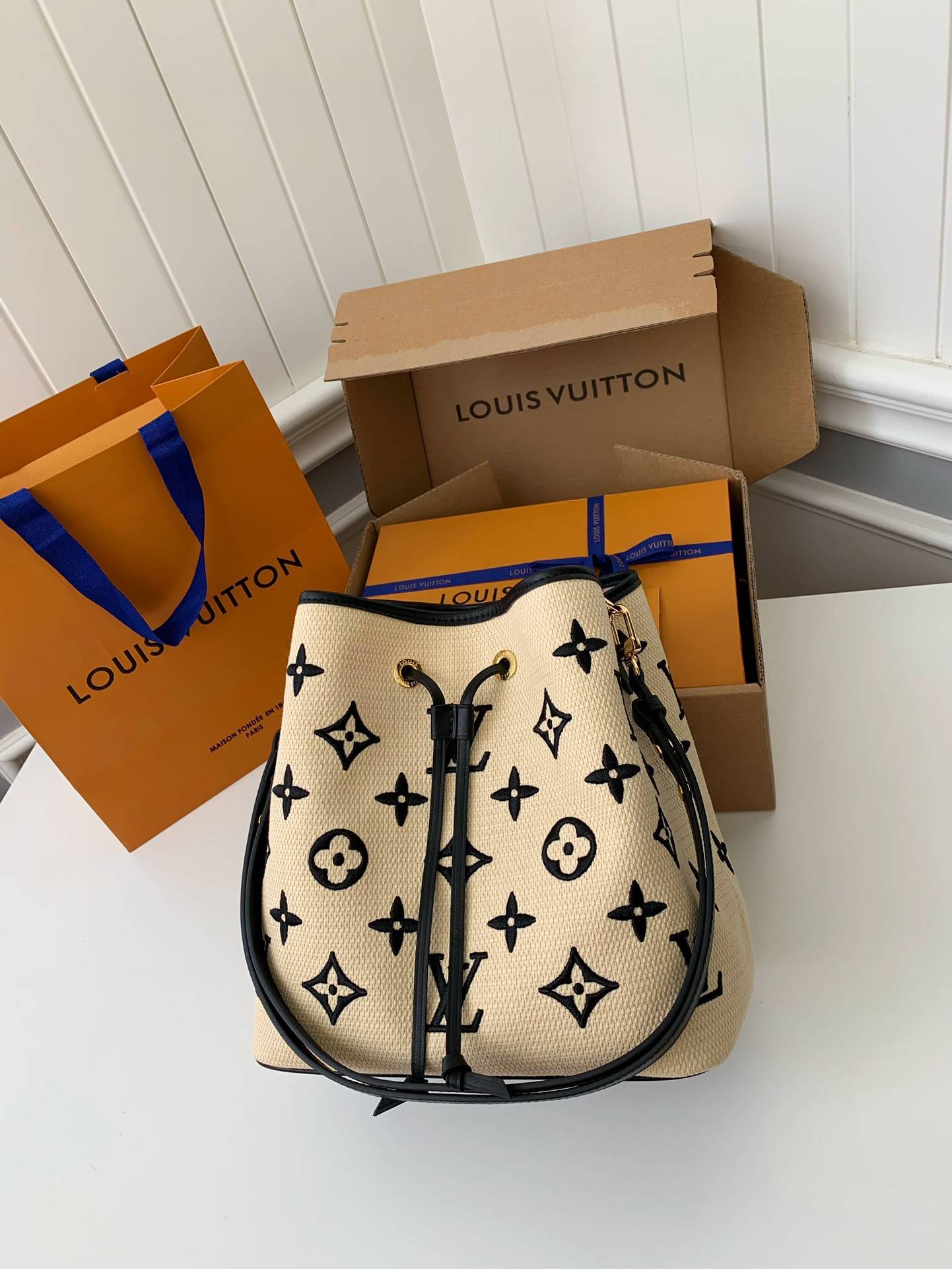 L*V''s New Lafite Cotton Embroidery N é ONO é Bucket Bag M23080 Size: 26 * 26 * 17.5cm