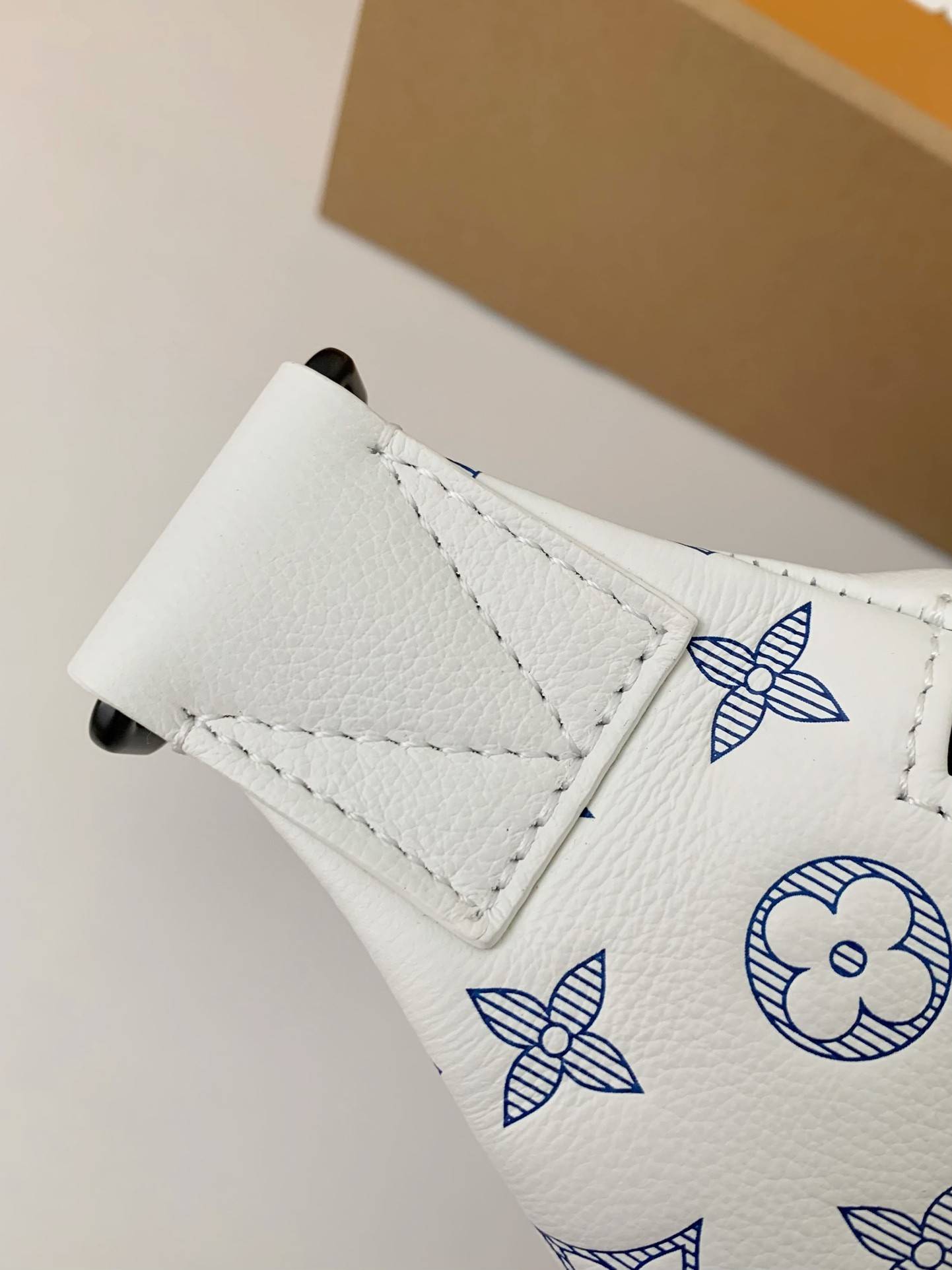 New L*V RUSH waist bag M25227 Size: 30*15*8cm