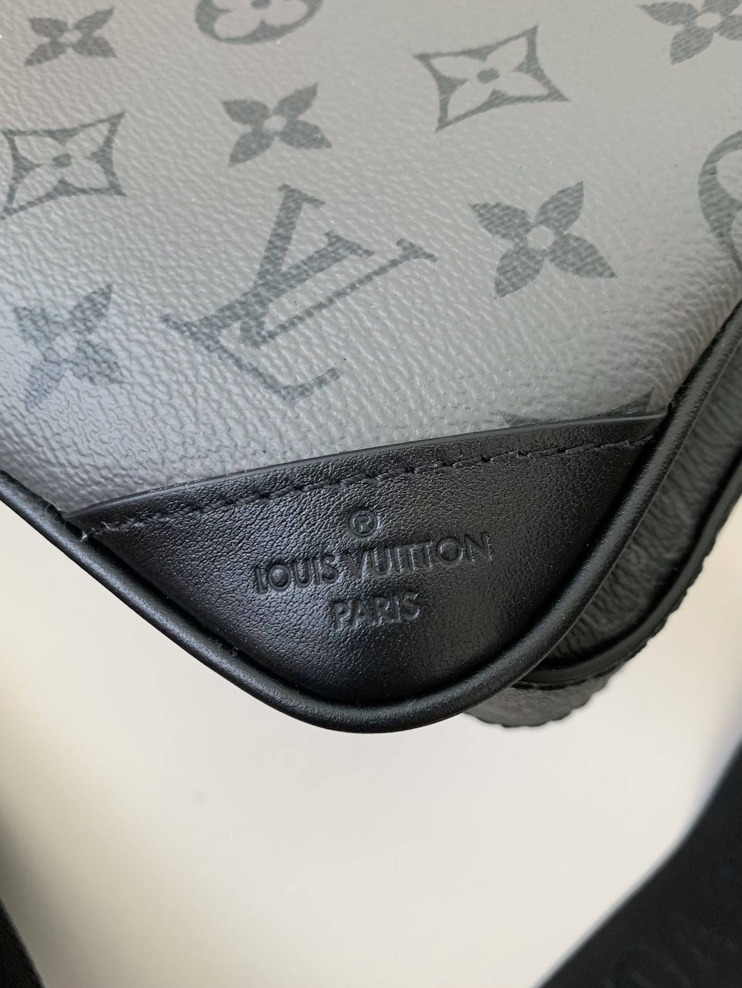 L*V Trio New Men’s colour-matching postman bag M69443  Size：25*18.5*7cm