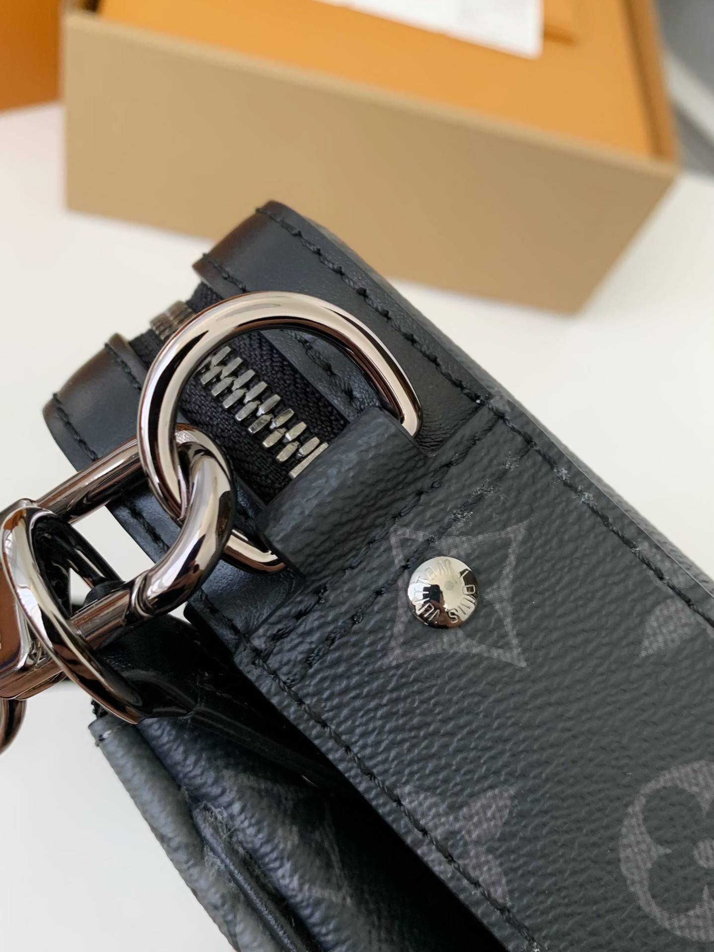 L*V Trio New Men’s colour-matching postman bag M69443  Size：25*18.5*7cm