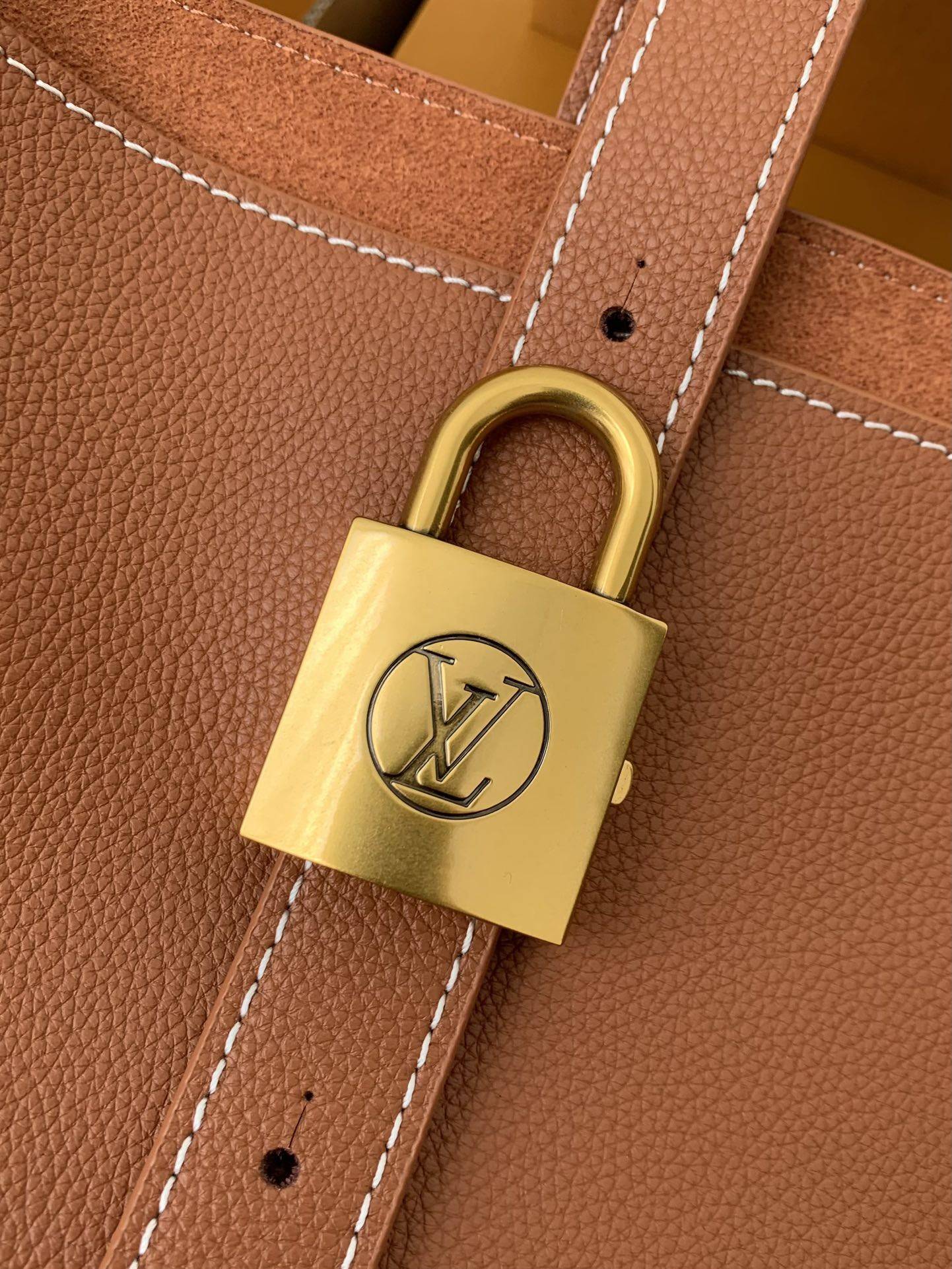 L*V Low Key Cabas Mid -number Handbag M25343 Size: 30*14*47cm