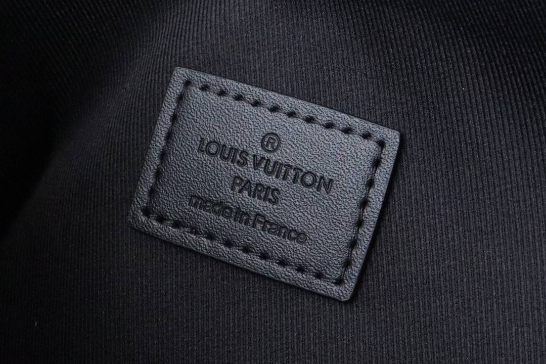 L*V logo calfskin protective case clutch 30*22*5cm