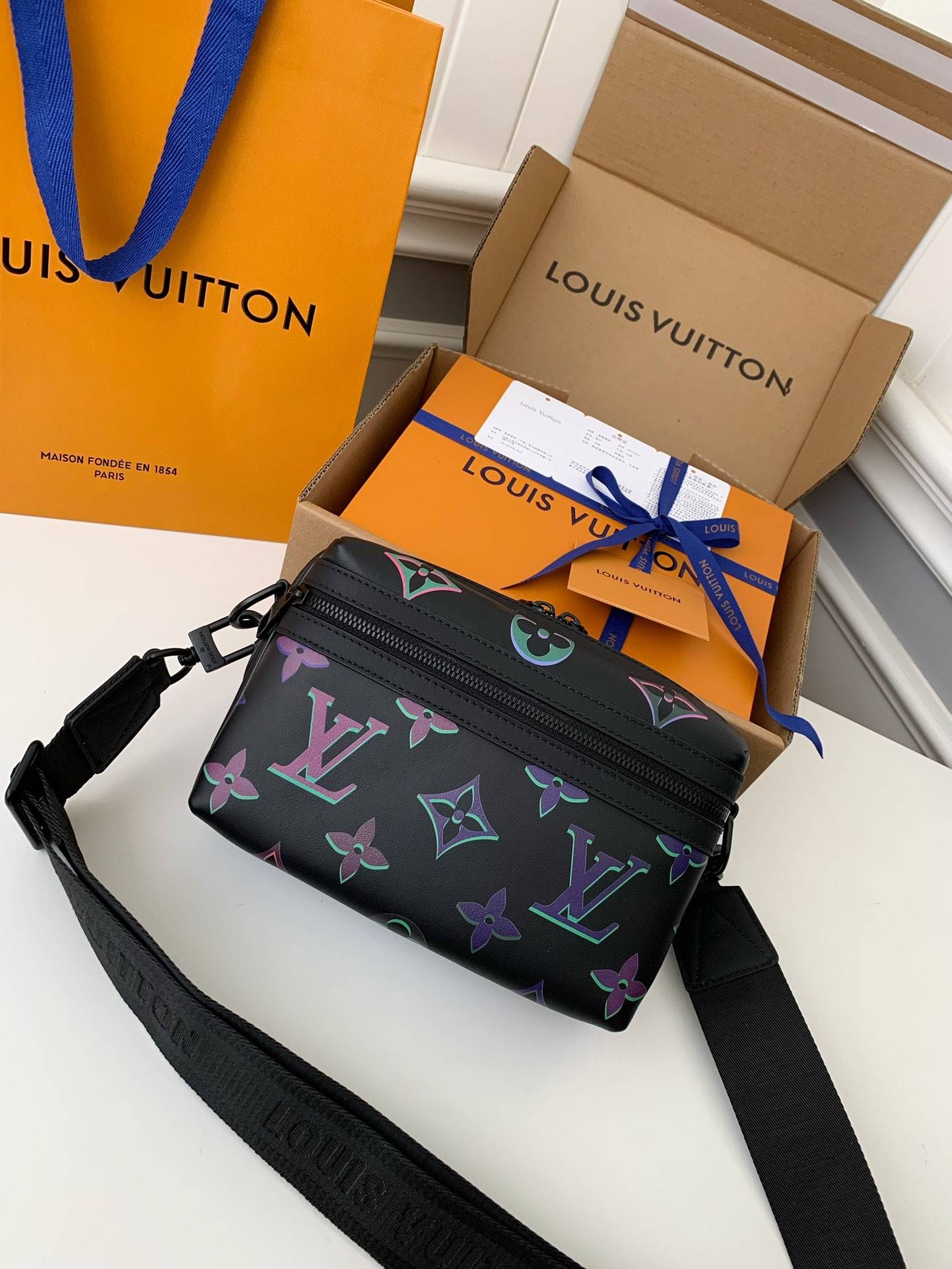 L*V  COMET Full Leather Messenger Bag M22495