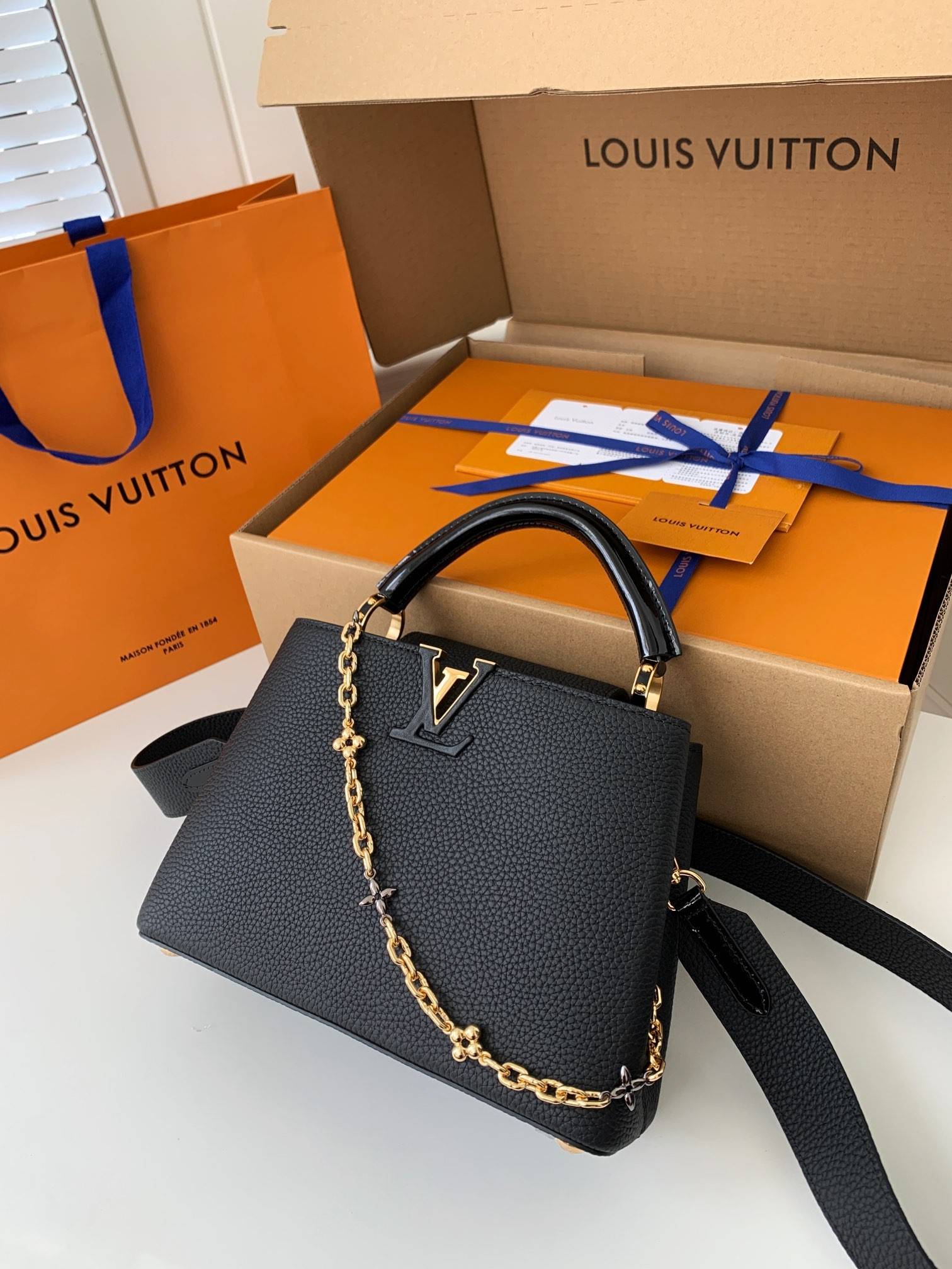 L*V Capucines mini frame M59065 size26.5*17.5*9cm