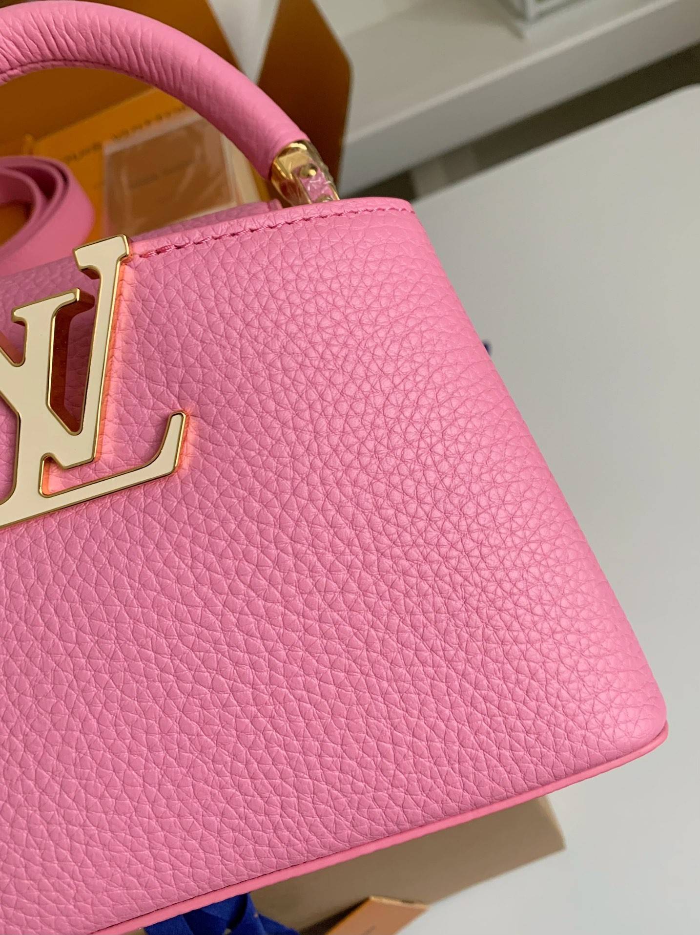 L*V Capucines BB Handbags Size：21*14*8cm