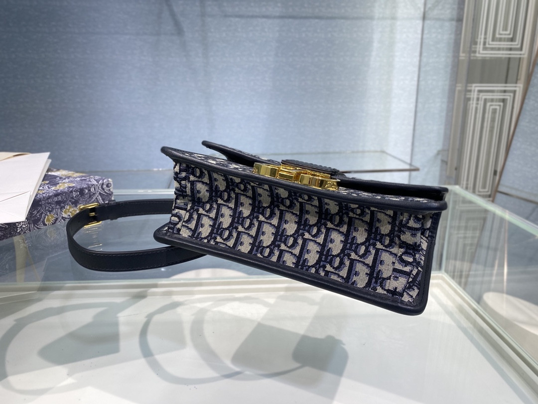 30 Montaigne Chain Bag