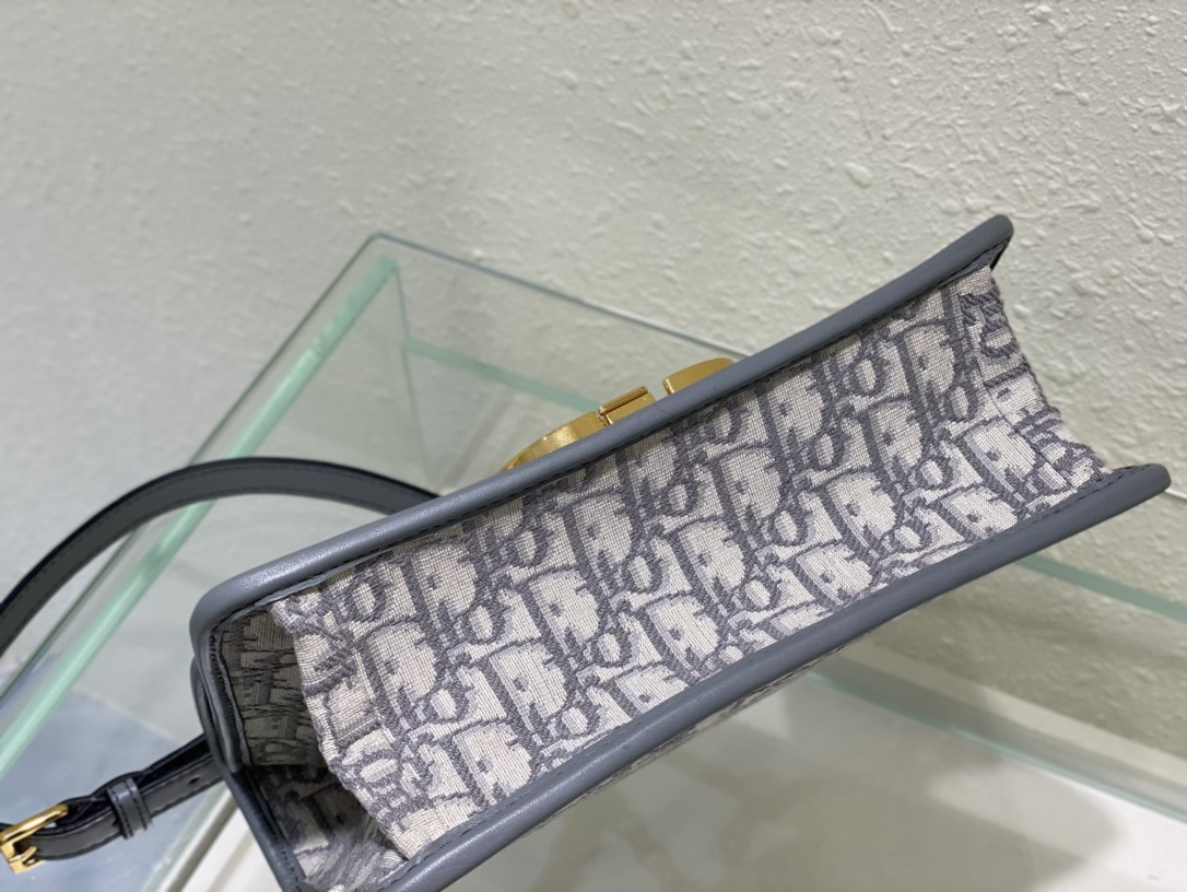 30 Montaigne Chain Bag