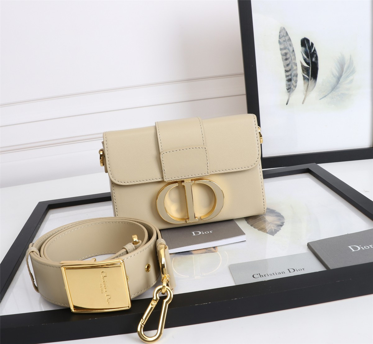 30 Montaigne Box Bag