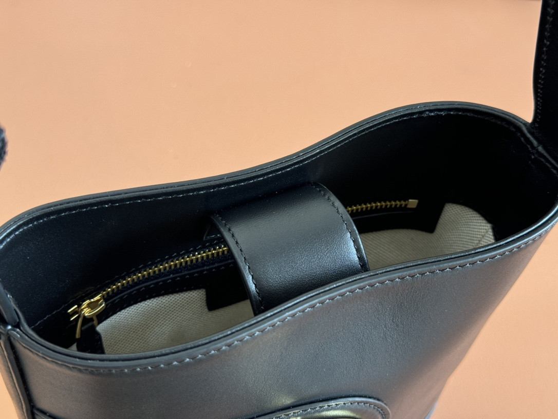 G*u*i 2025 spring/summer collection mini bucket bag