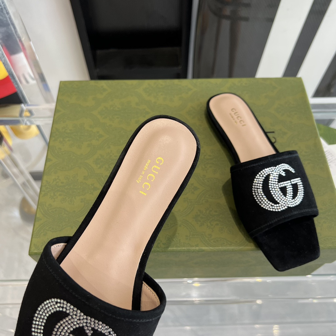 G*u*i slippers